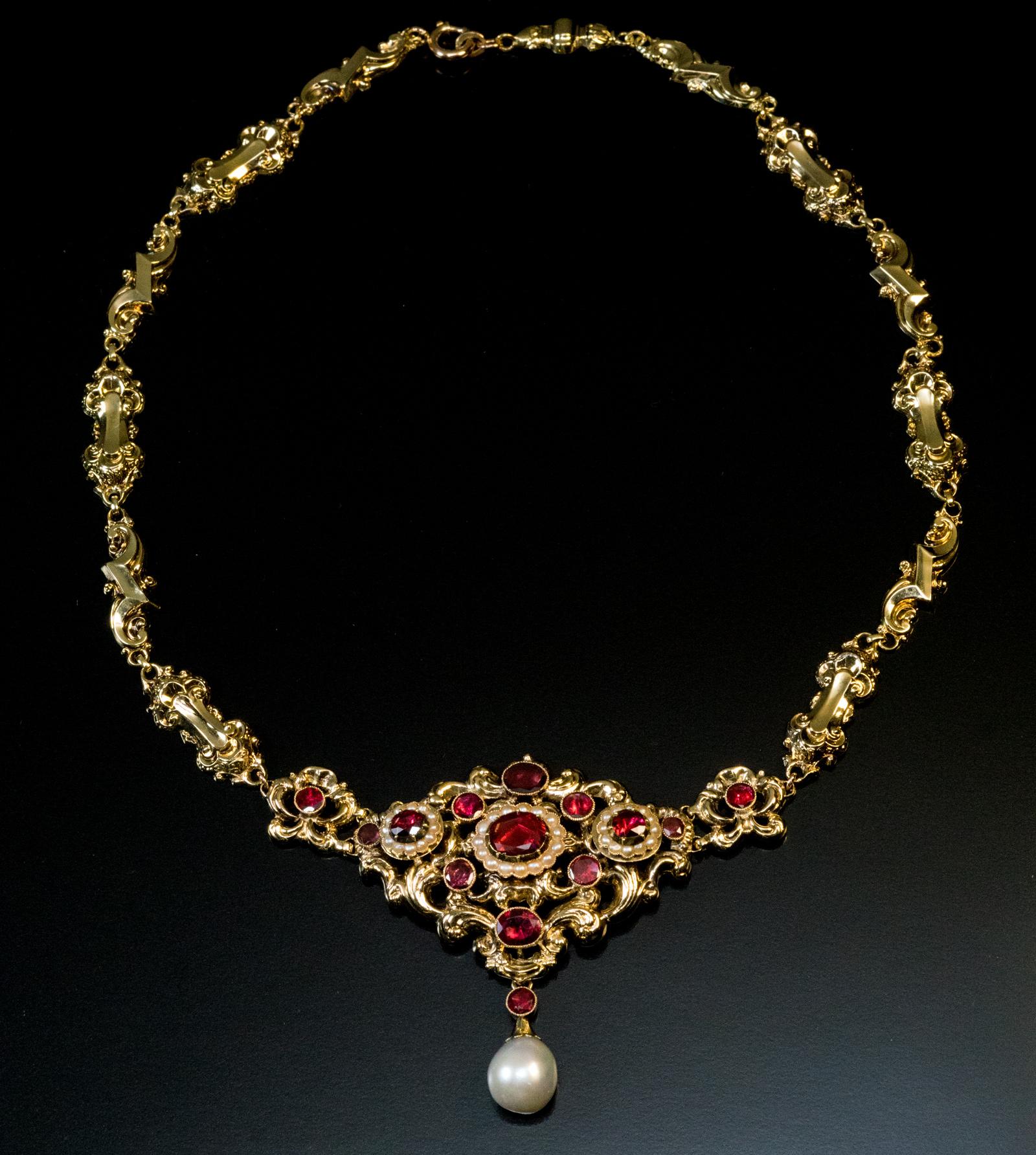 Antique Renaissance Revival Garnet Pearl Gold Necklace In Excellent Condition For Sale In Chicago, IL
