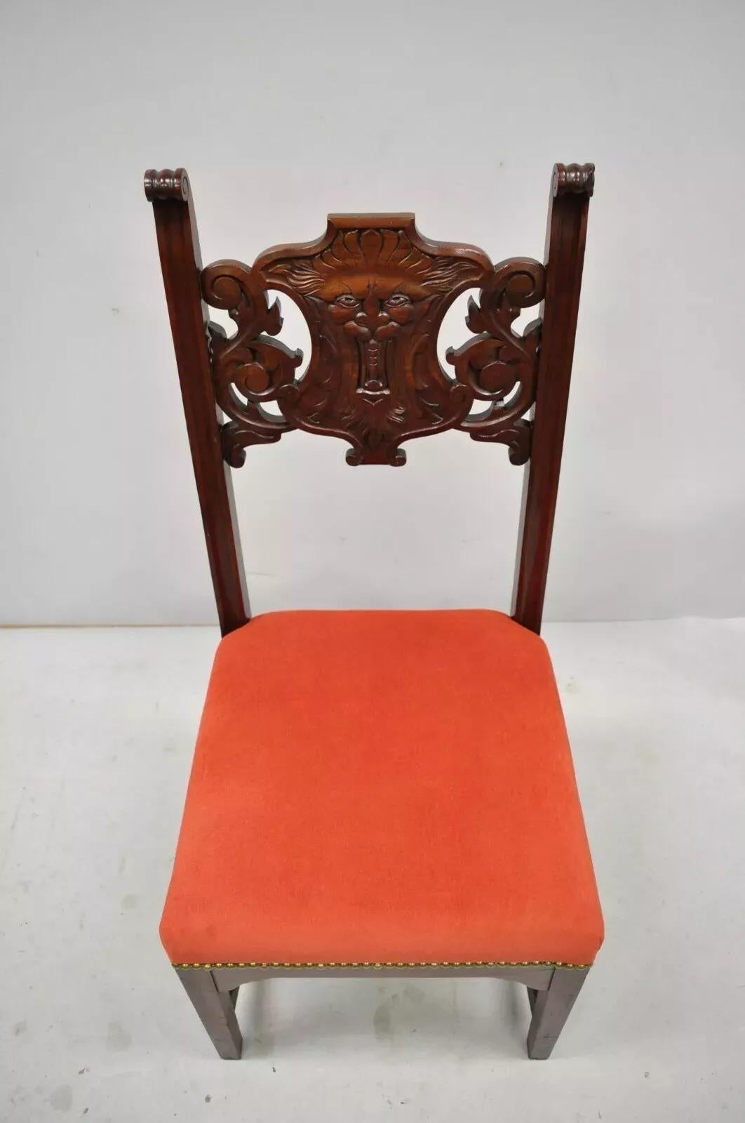 Antica sedia da fianco figurata in noce intagliata in stile rinascimentale Lion Northwind. L'articolo presenta uno schienale a volute intagliate e traforate, un viso intagliato a forma di leone o di vento contrario, finiture con testa di chiodo,