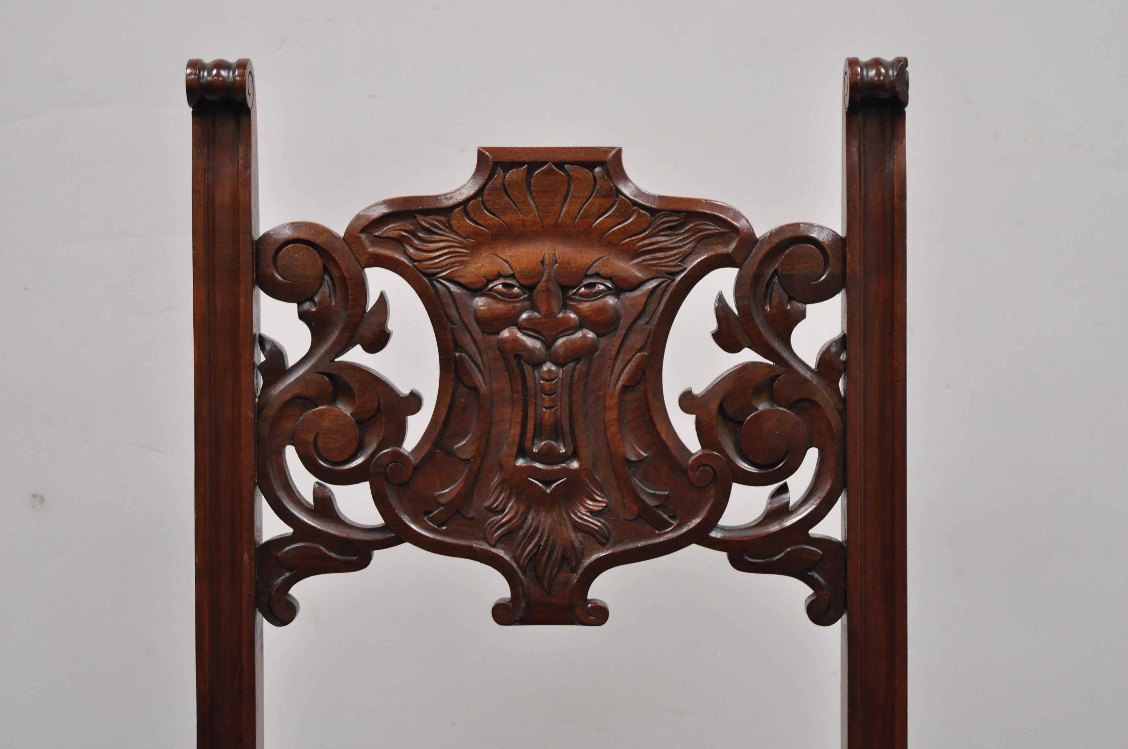 Renaissance Antique Revive Lion Northwind sculpté en noyer Figural Side Chair en vente
