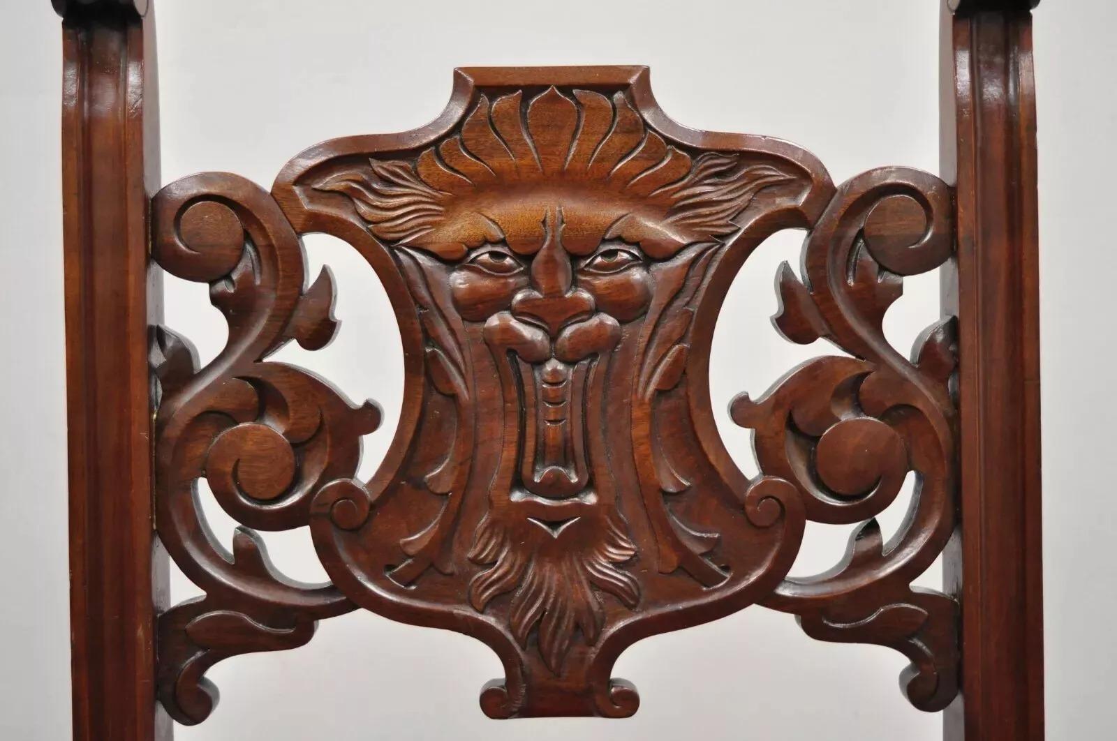 Sconosciuto Antica sedia da fianco figurata in noce intagliata in stile rinascimentale Lion Northwind in vendita