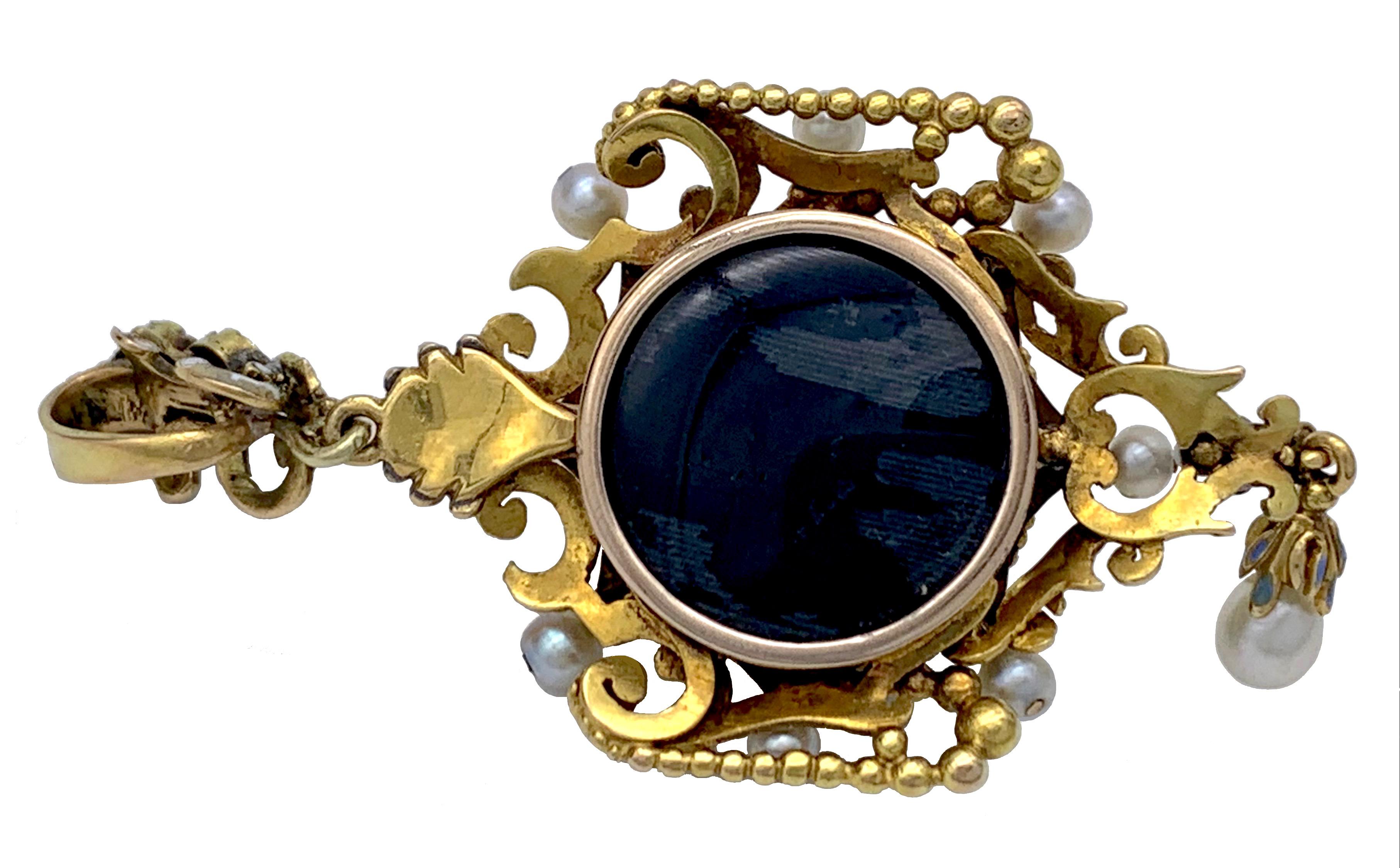 Taglio rotondo Antico ciondolo rinascimentale Satdonyx smalto oro 15KT rubino orientale Perl in vendita
