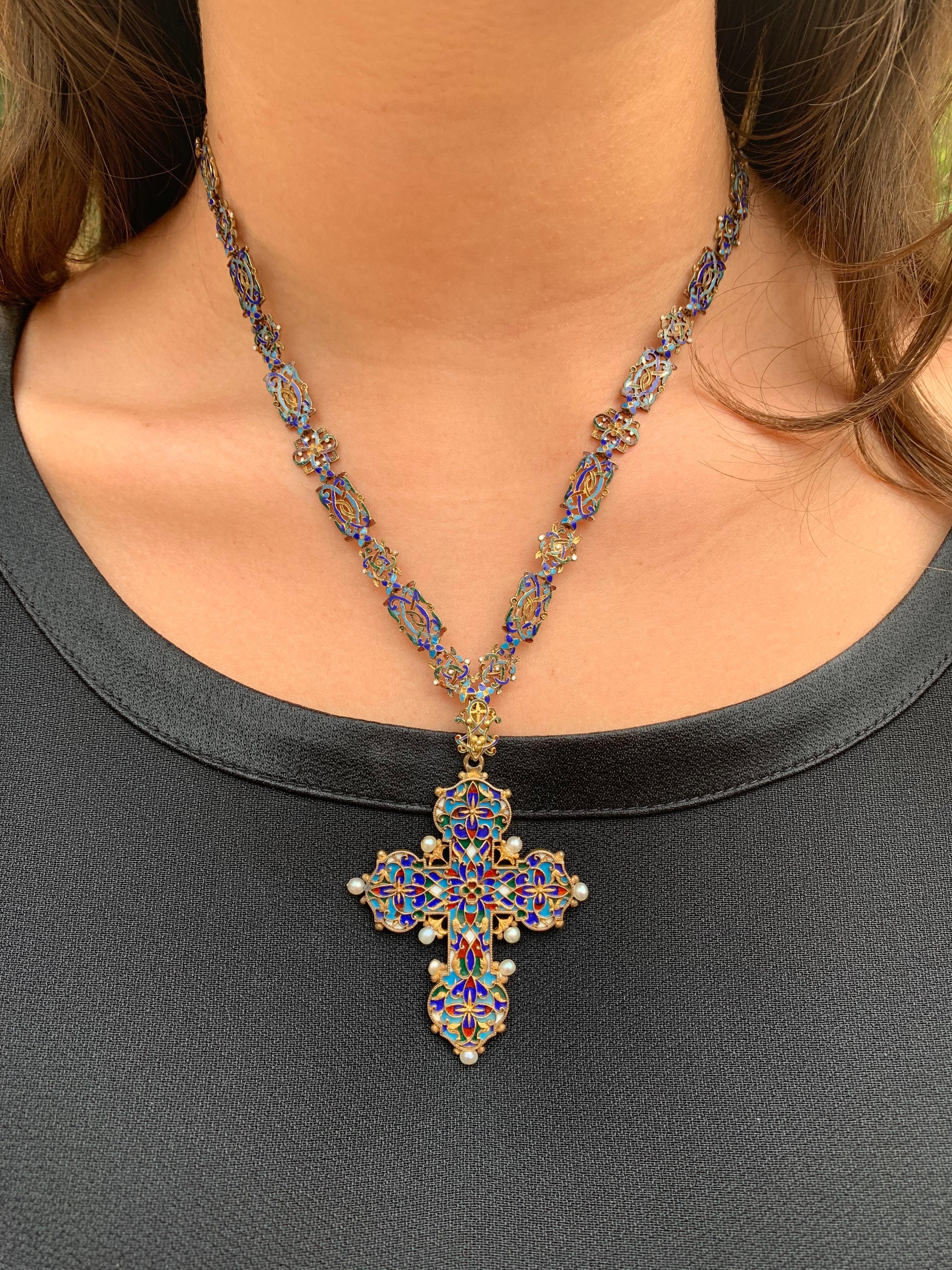 Collier croix ancien en or 14 carats, émail polychrome et perles, style néo-Renaissance en vente 9