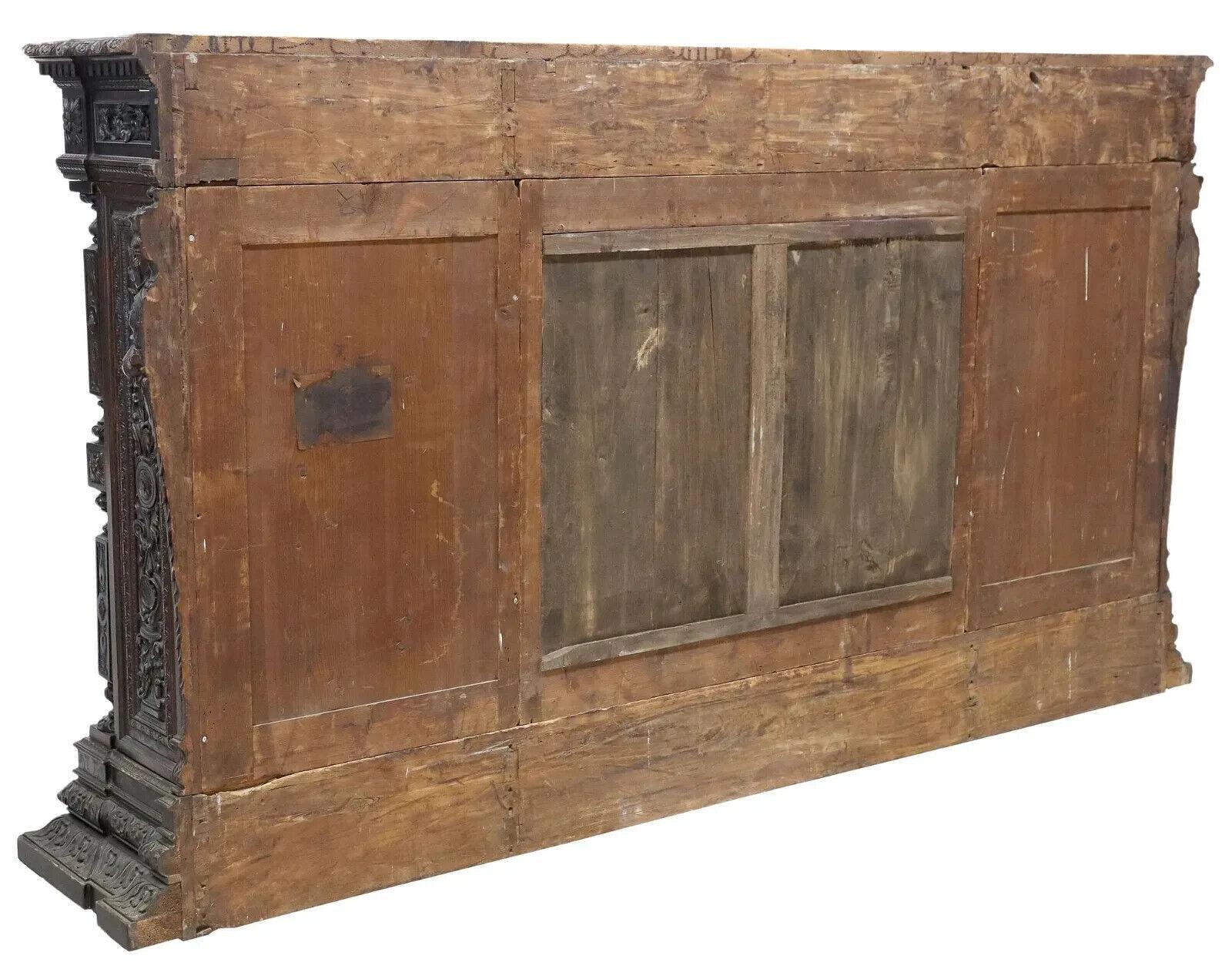 Antica credenza in stile rinascimentale, intagliata, in legno di noce, con una lunghezza di 108,5 cm! In condizioni buone in vendita a Austin, TX