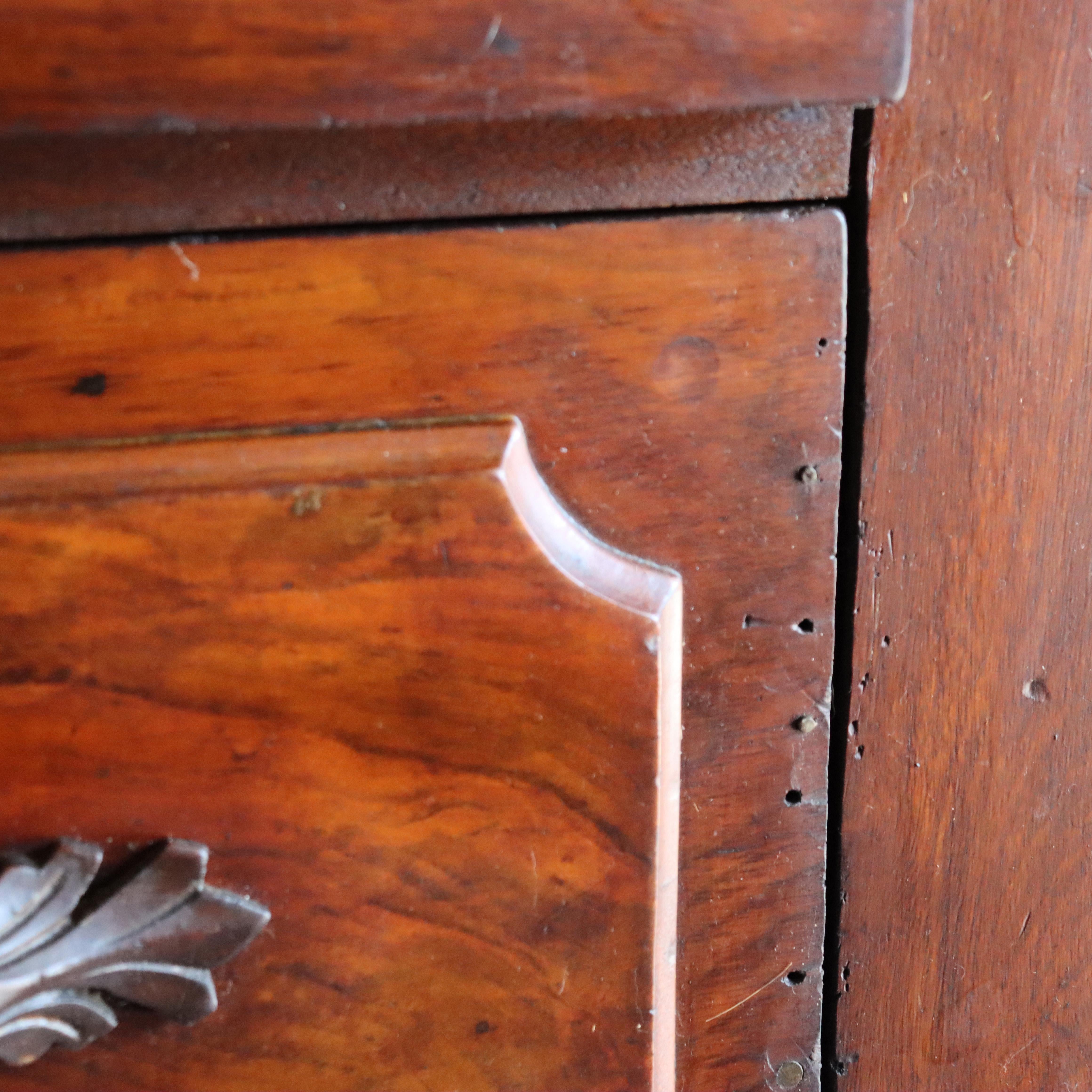 Ancienne commode à 4 tiroirs à dessus de marbre en noyer et ronce Renaissance c1890 en vente 10