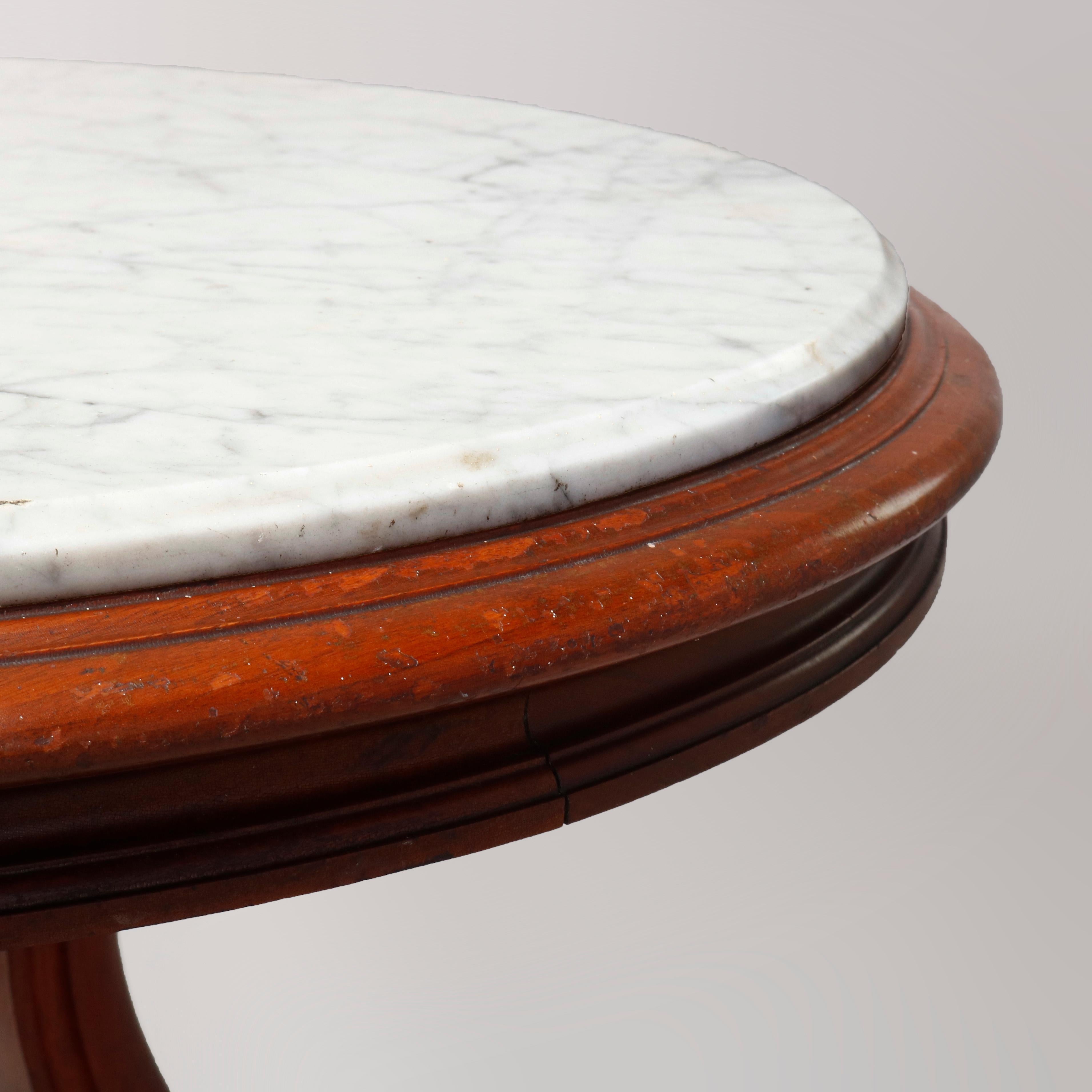 Américain Ancienne table centrale en noyer de style néo-Renaissance avec plateau rond en marbre, vers 1890 en vente