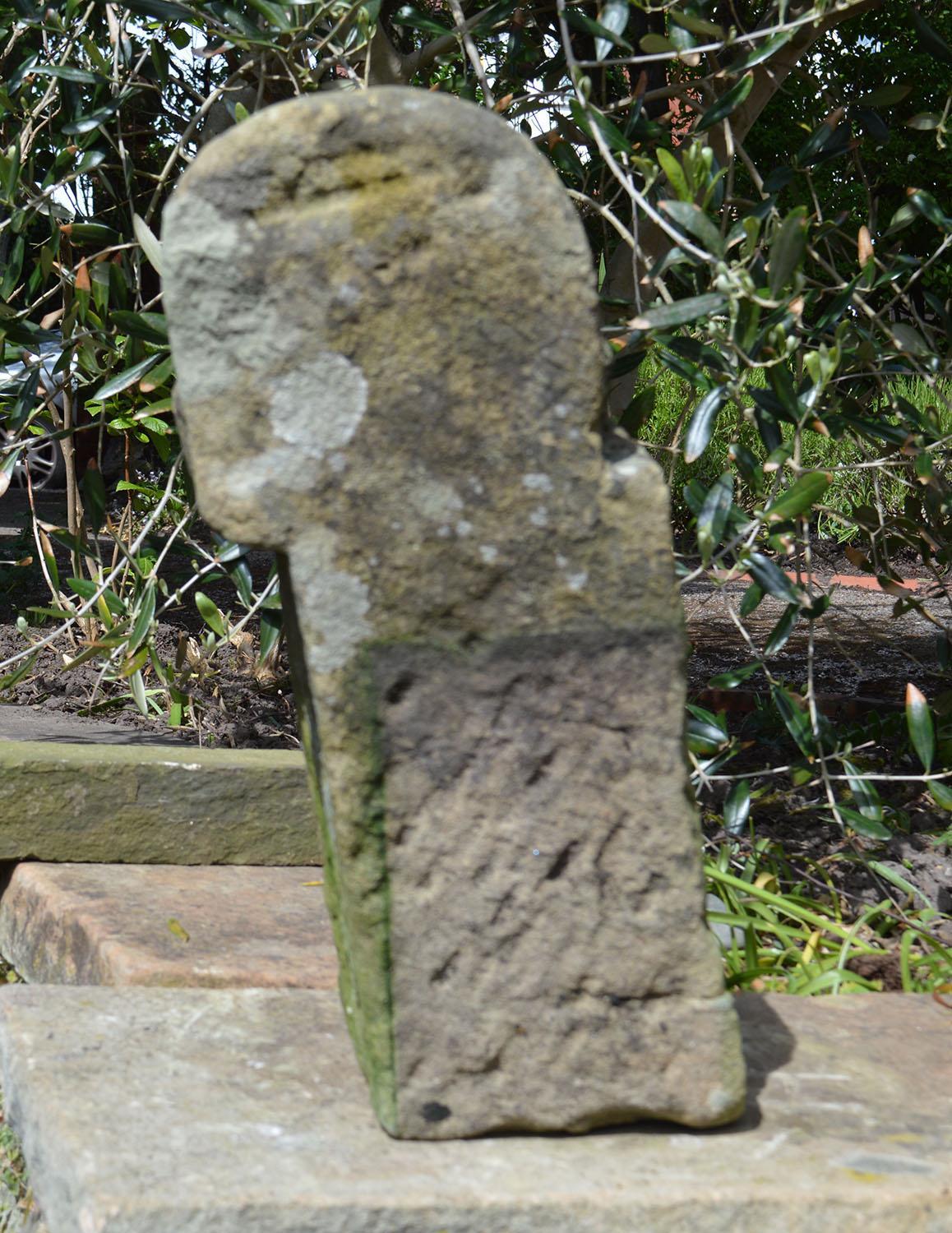 Corbeau ou clé de voûte antique en grès sculpté de style Renaissance en vente 3