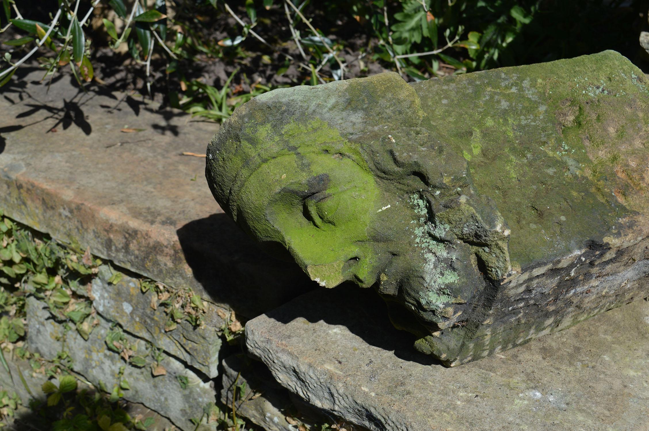Corbeau ou clé de voûte antique en grès sculpté de style Renaissance en vente 1