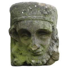 Corbeau ou clé de voûte antique en grès sculpté de style Renaissance
