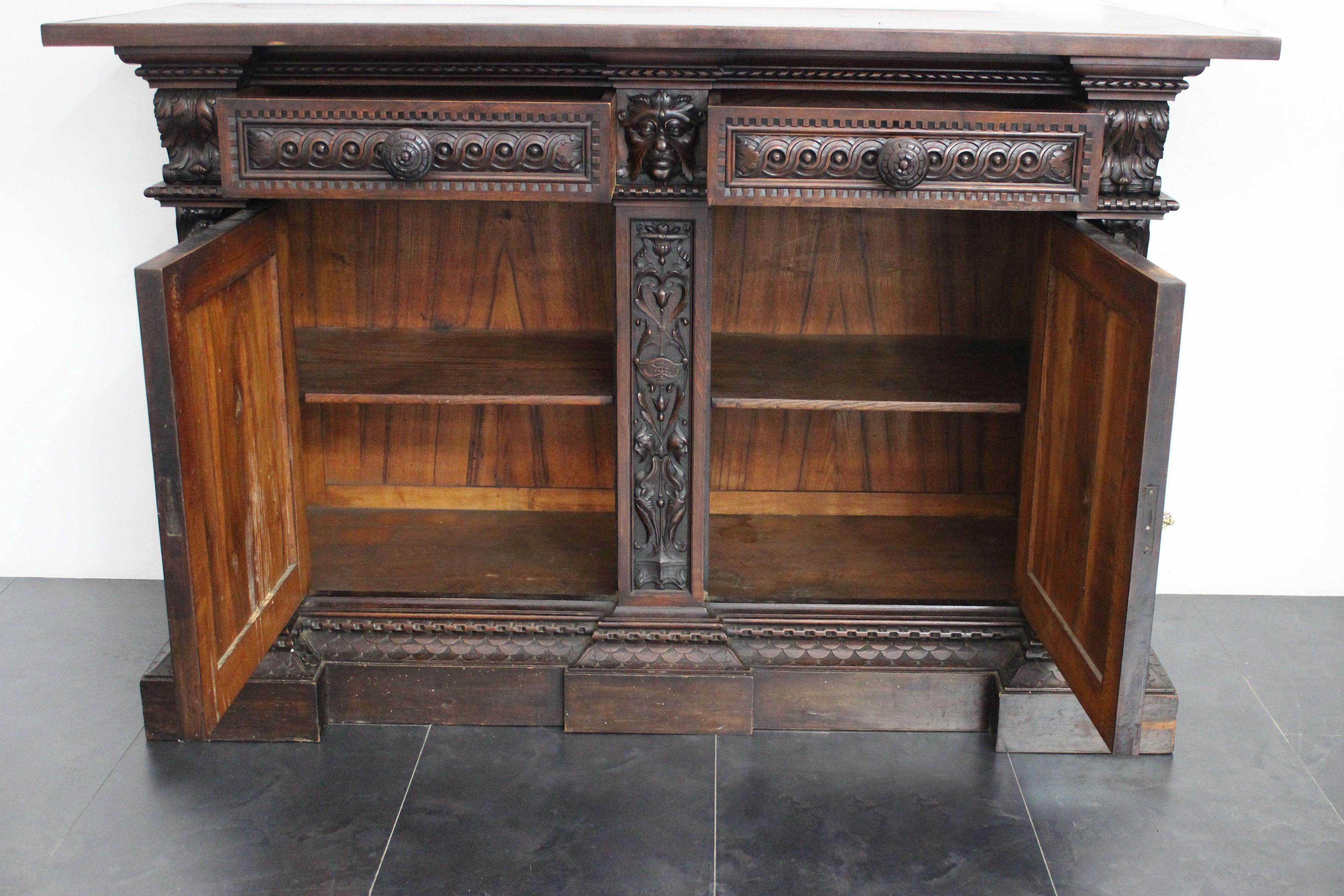 Antique Renaissance Style Carved Sideboard In Good Condition For Sale In Montelabbate, PU