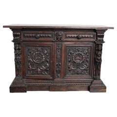 Antica credenza intagliata in stile rinascimentale