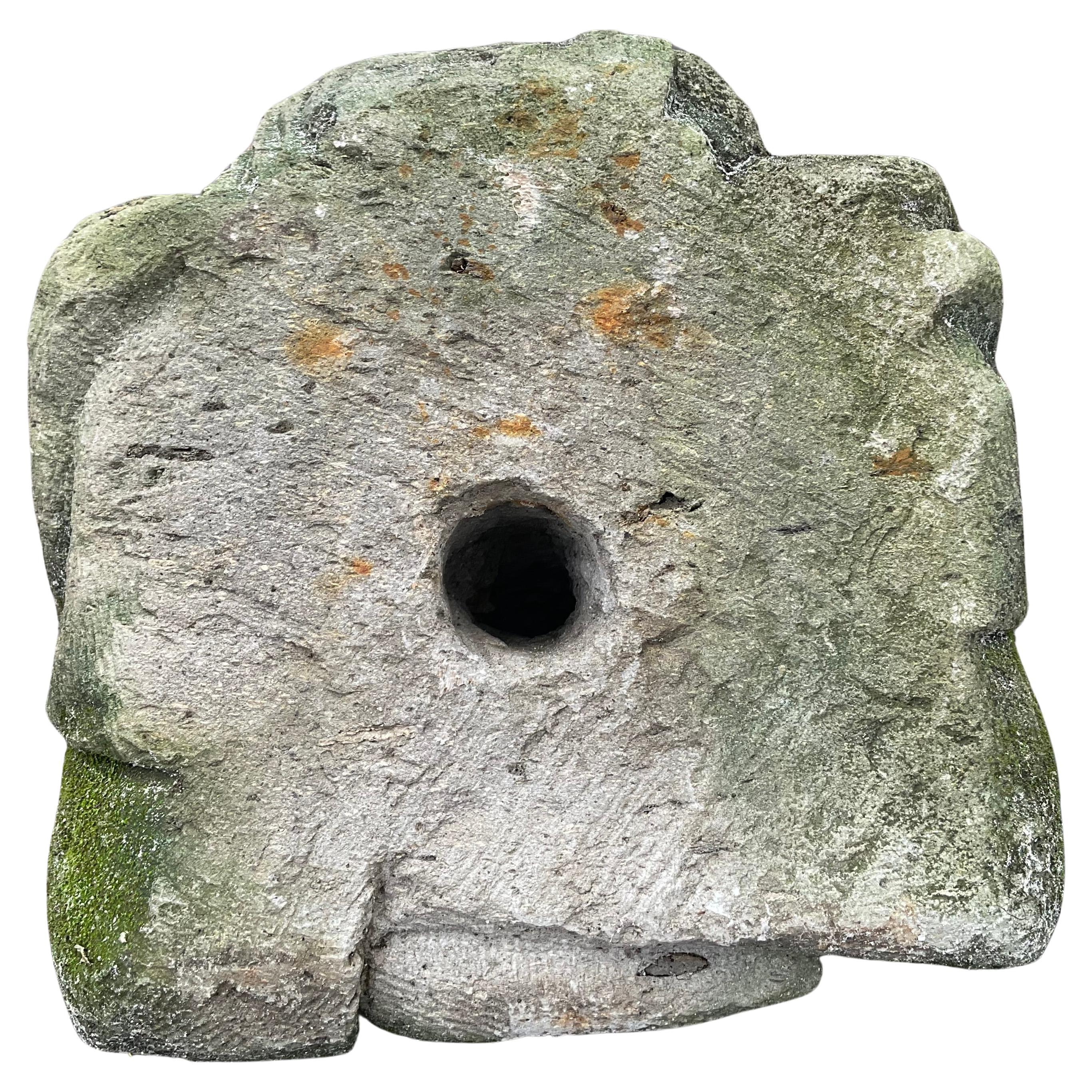 Antiquité - Tête de gargouille en pierre sculptée de style Renaissance sur Stand Bon état - En vente à Bradenton, FL