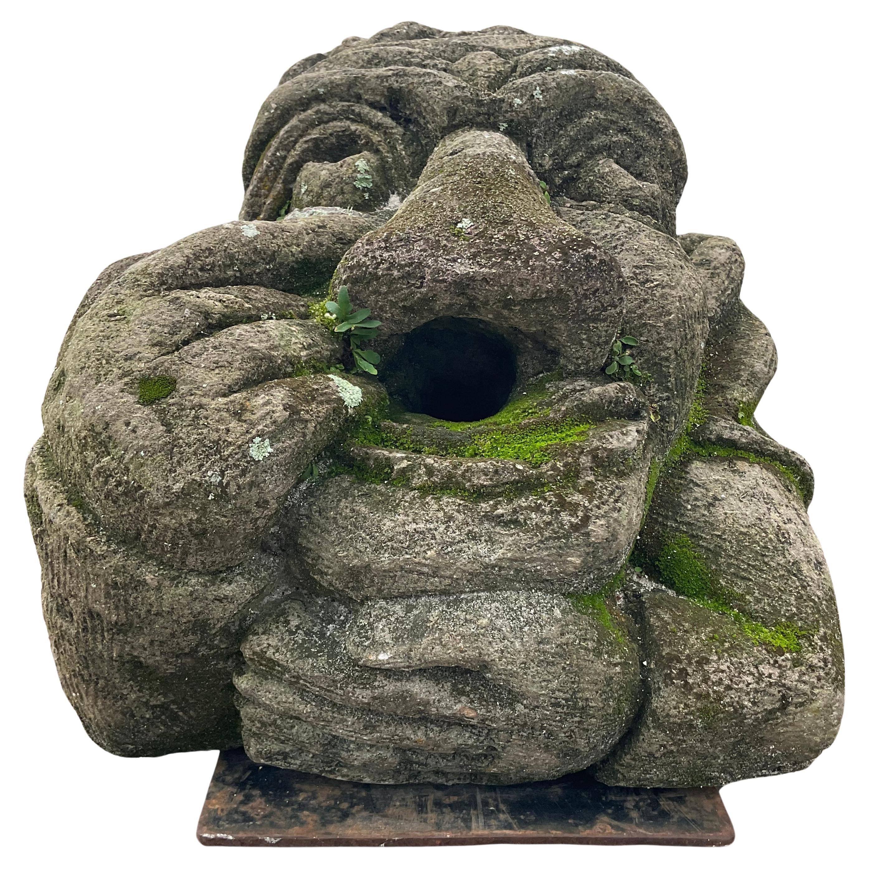 Antiquité - Tête de gargouille en pierre sculptée de style Renaissance sur Stand en vente