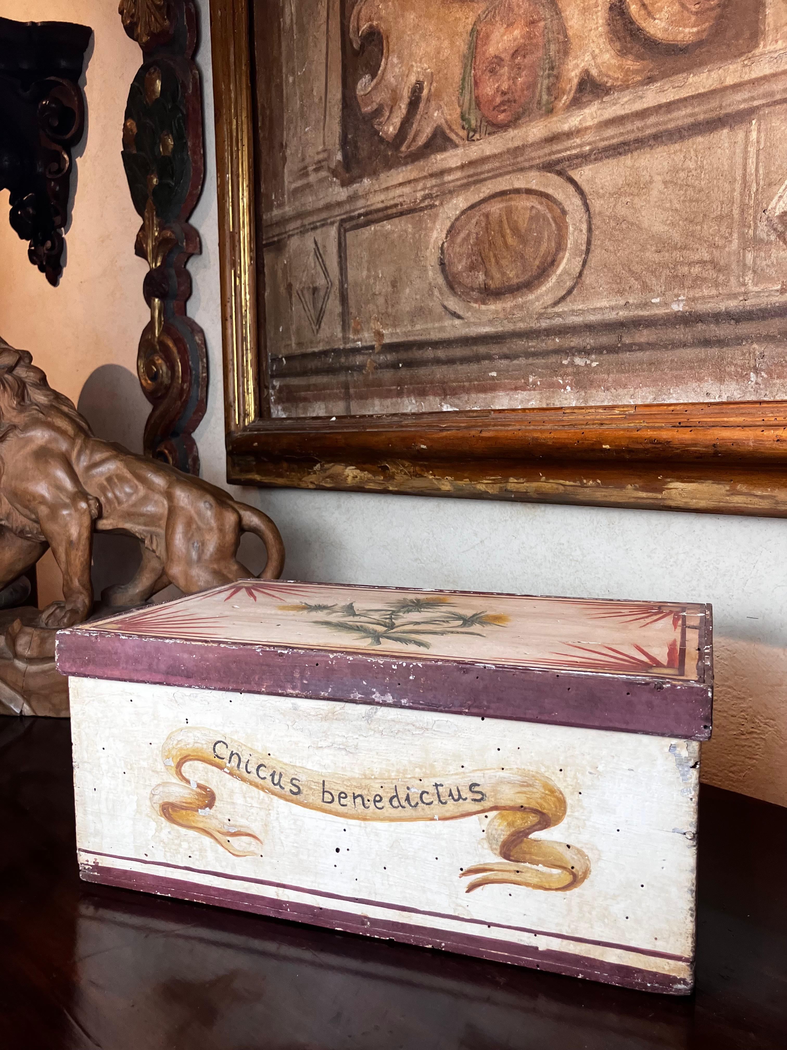Este precioso botiquín antiguo lacado se fabricó en Italia a finales del siglo XIX al estilo de los cofres para hierbas medicinales que se utilizaban en las farmacias durante la Edad Media y el Renacimiento.
Esta rara caja de tapa rectangular está
