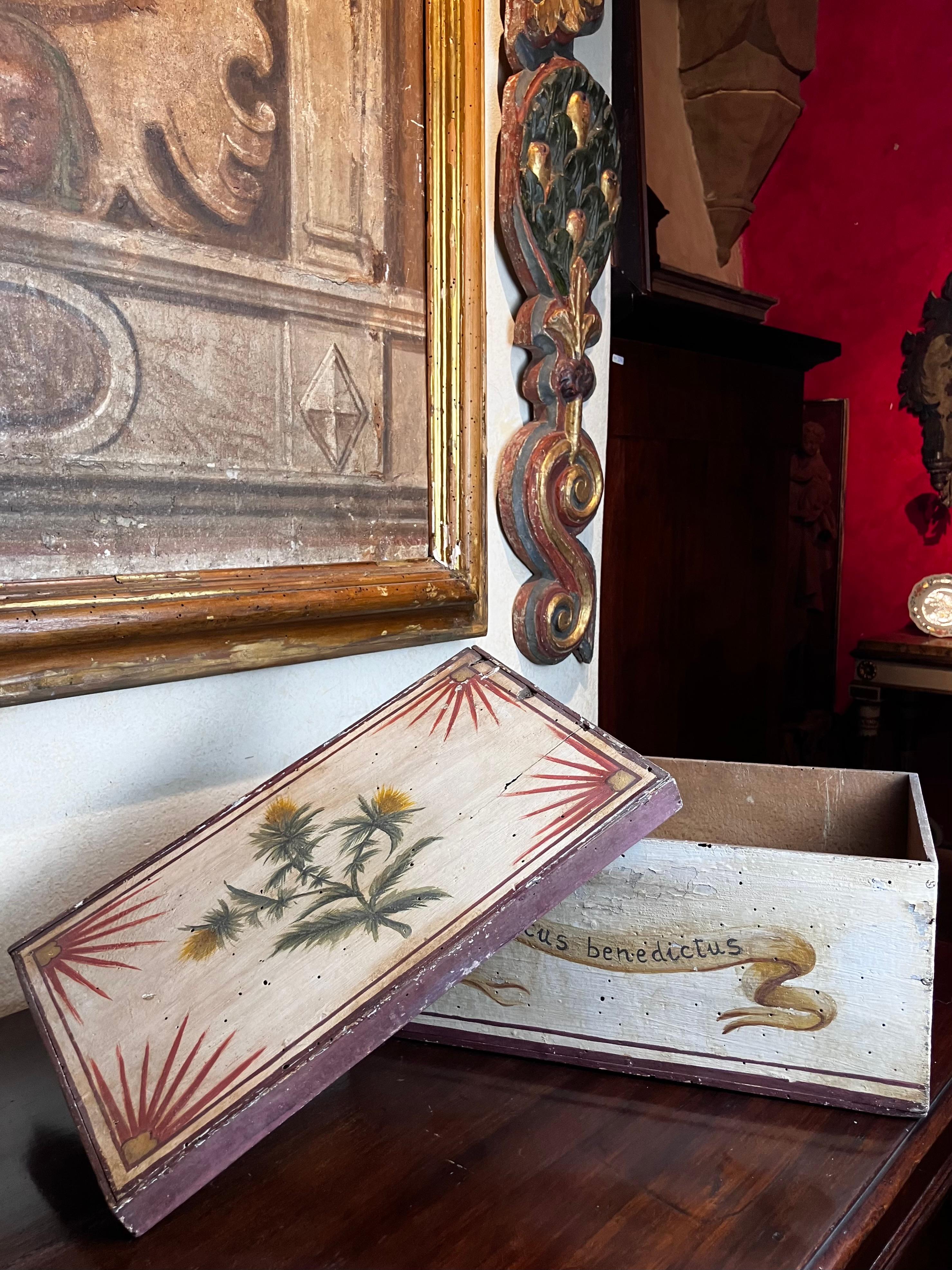 Antigua Caja de Boticario Italiana de Madera Lacada de Estilo Renacentista Hecho a mano en venta