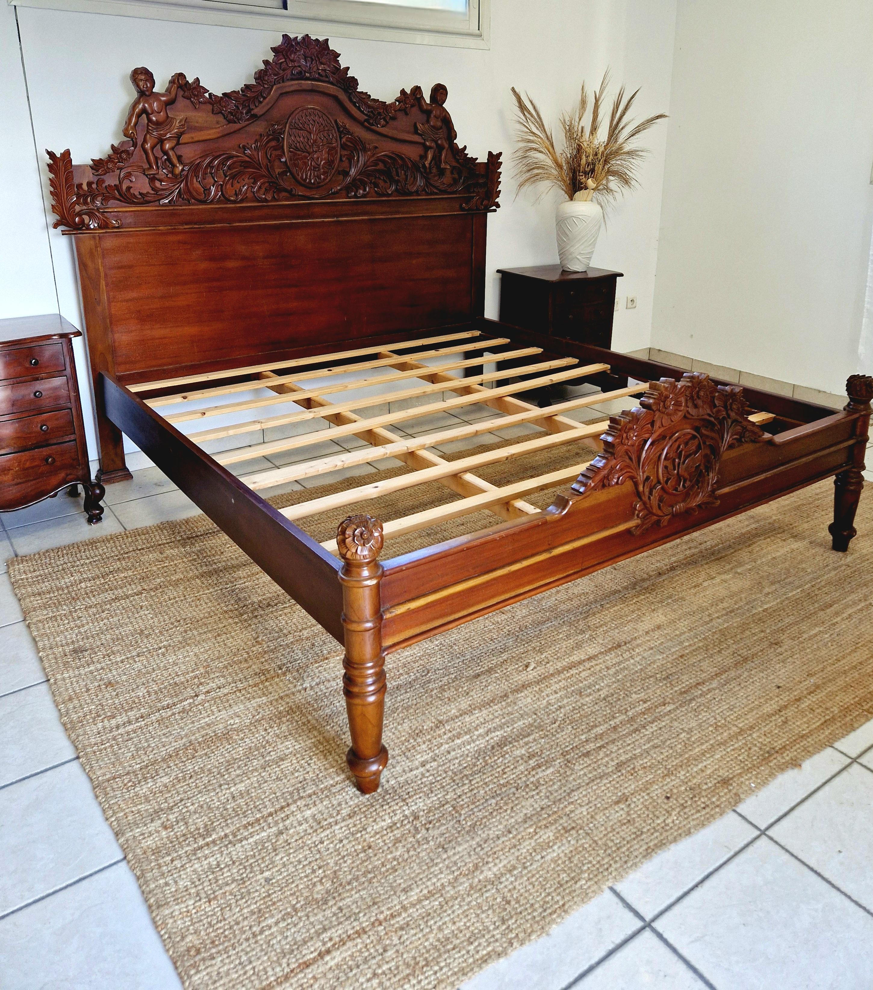 Letto matrimoniale e comodini antichi in stile rinascimentale in vendita 5