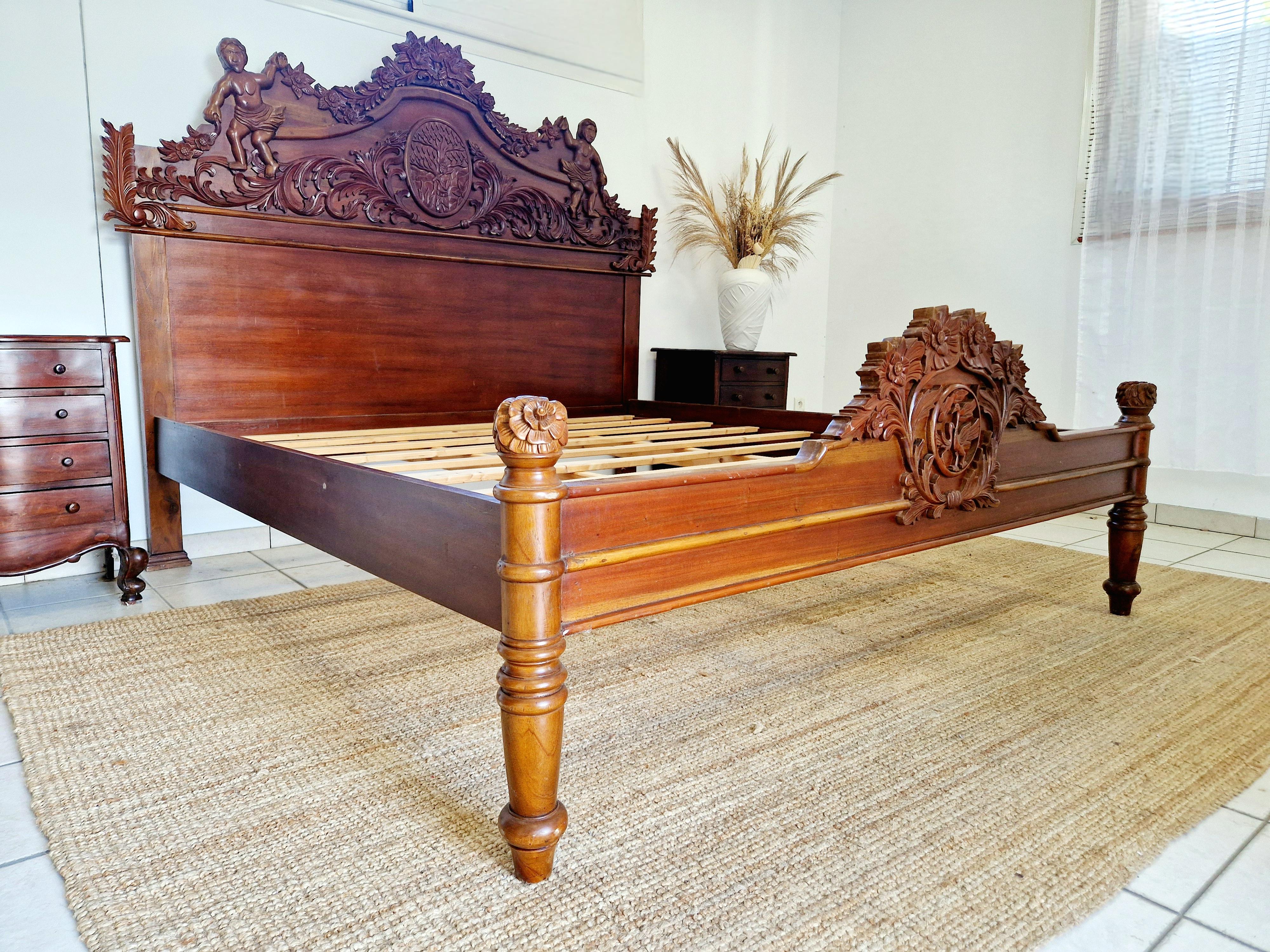 Questo letto Super King Size in stile rinascimentale con armadi è stato acquistato in un castello in Francia; il letto emana un senso di eleganza e raffinatezza, perfetto per chi vuole aggiungere un tocco di lusso alla propria camera da letto. La