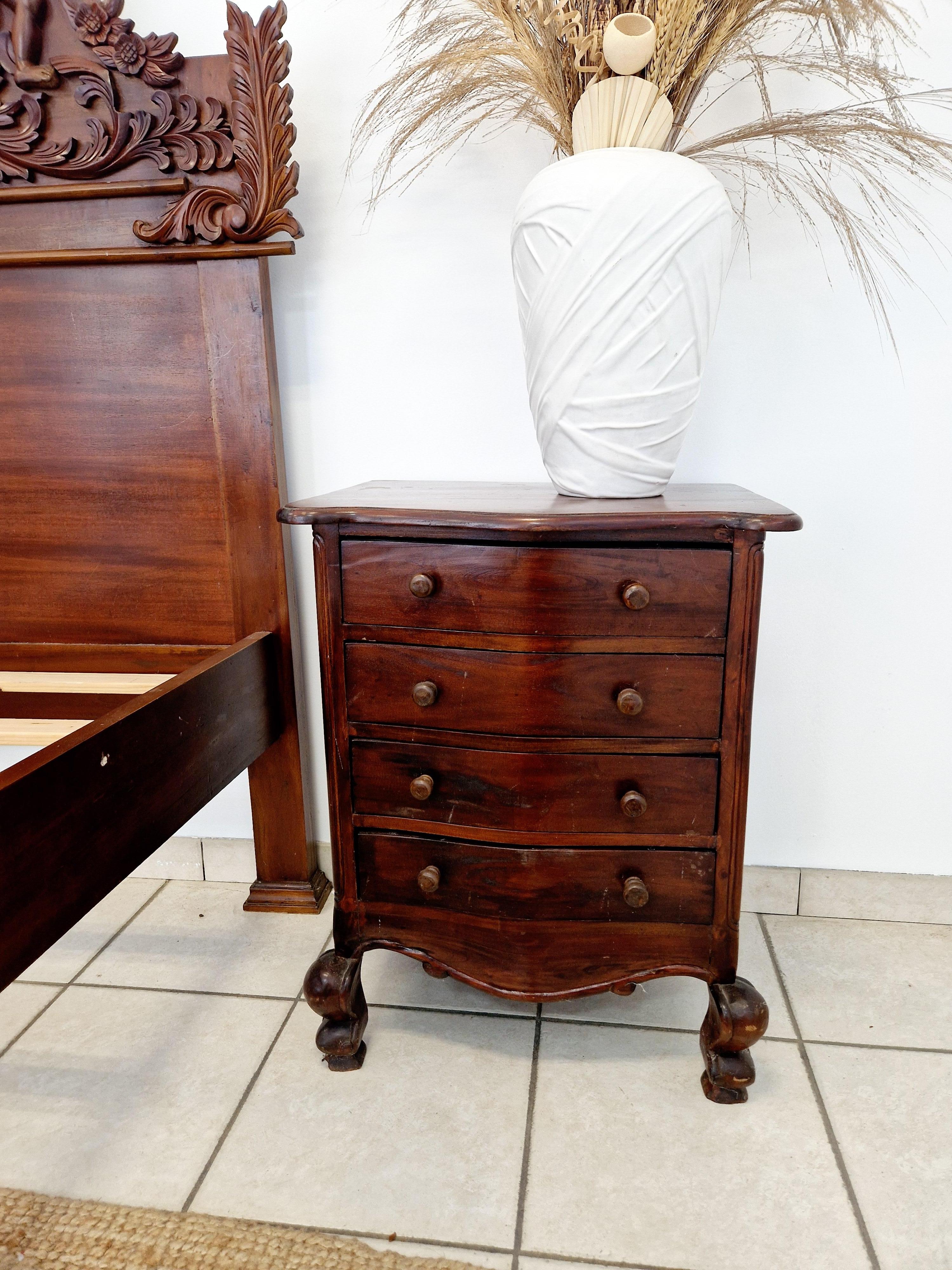 Legno Letto matrimoniale e comodini antichi in stile rinascimentale in vendita