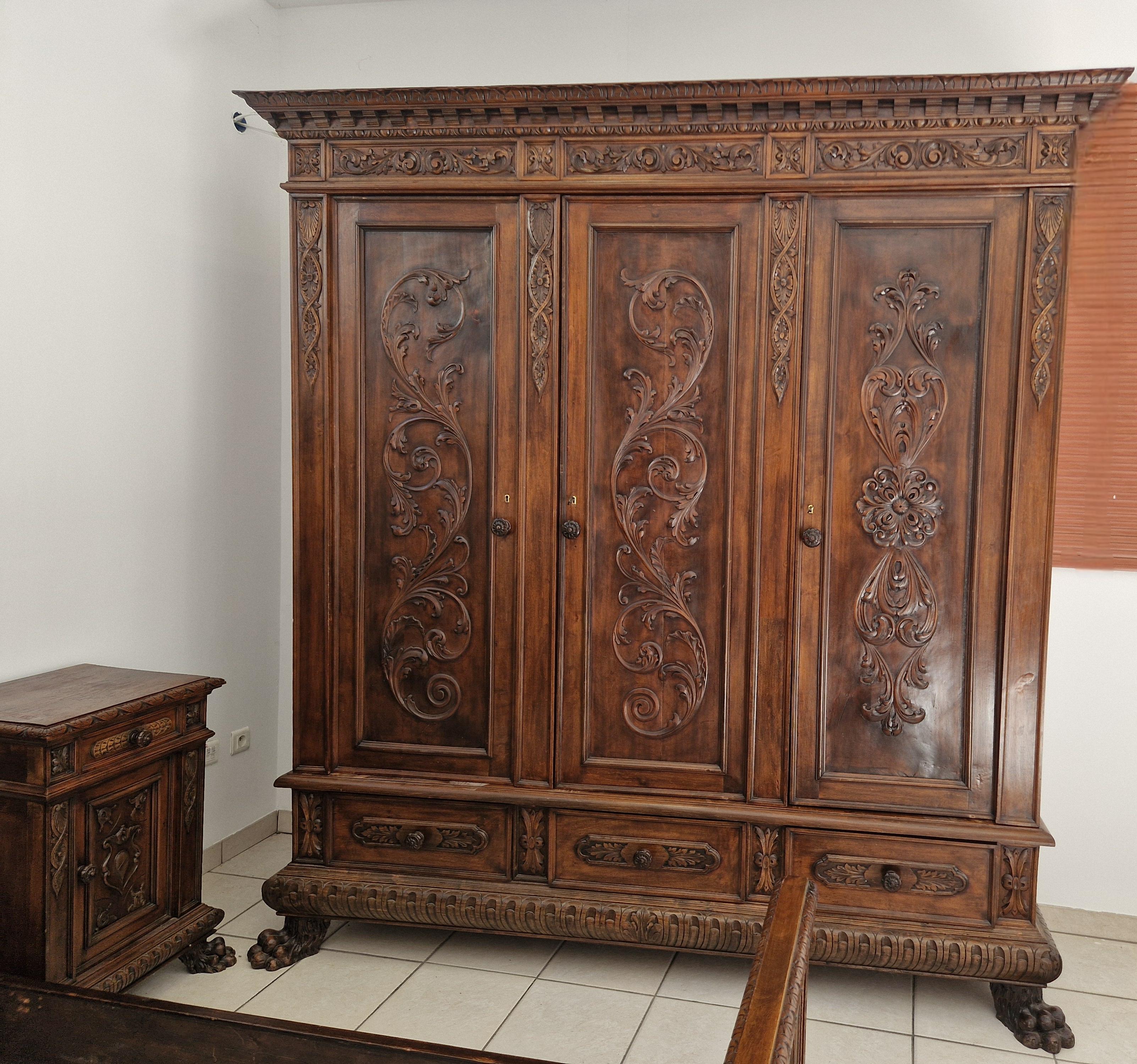 Antique Renaissance Style Victorian Bedroom Set in Brown Walnut In Good Condition In Buxton, GB