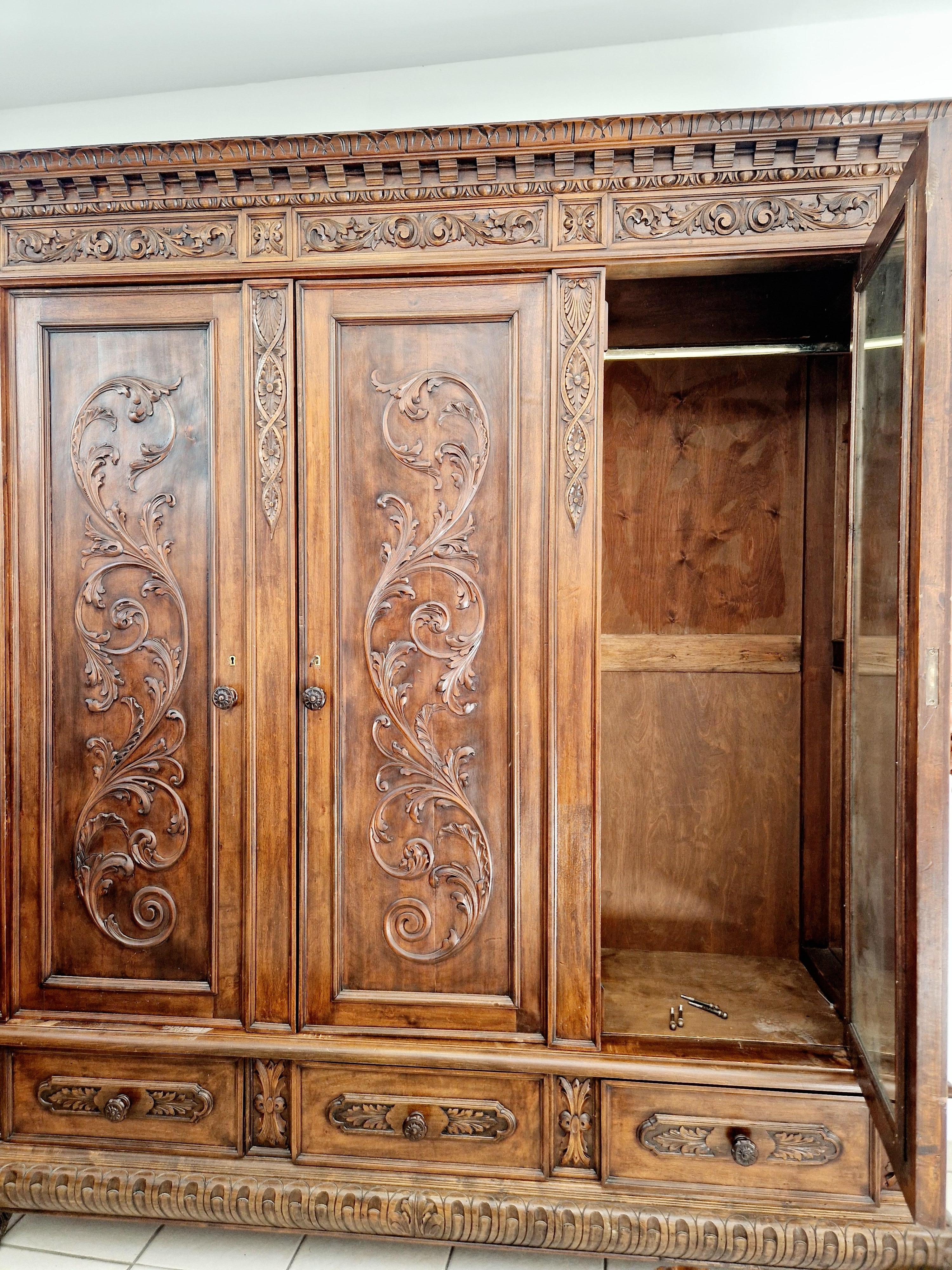 Early 20th Century Antique Renaissance Style Victorian Bedroom Set in Brown Walnut
