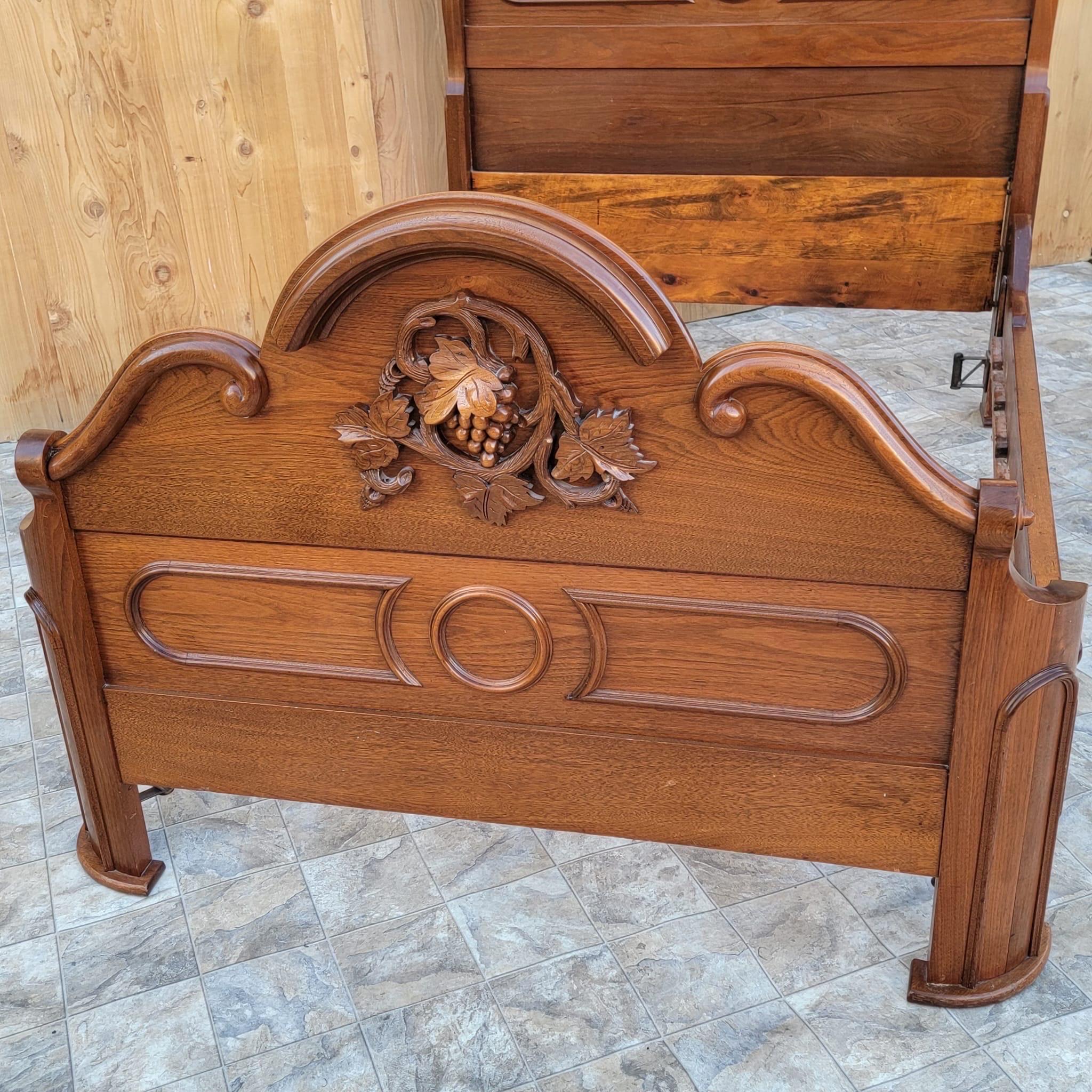 Antique Renaissance Victorian Hand Carved Black Walnut Full Size Bed Frame In Good Condition For Sale In Chicago, IL