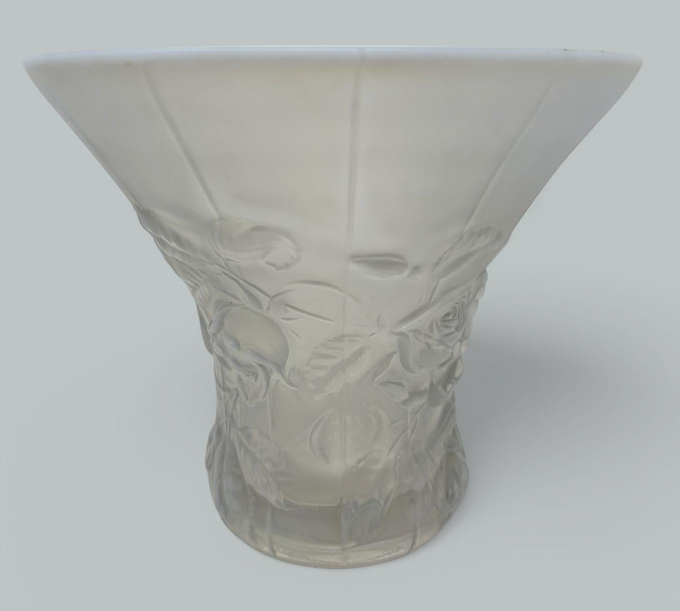 Tchèque Centre de table en forme de bol opalescent Rene Histiques Art Deco 1930s en vente