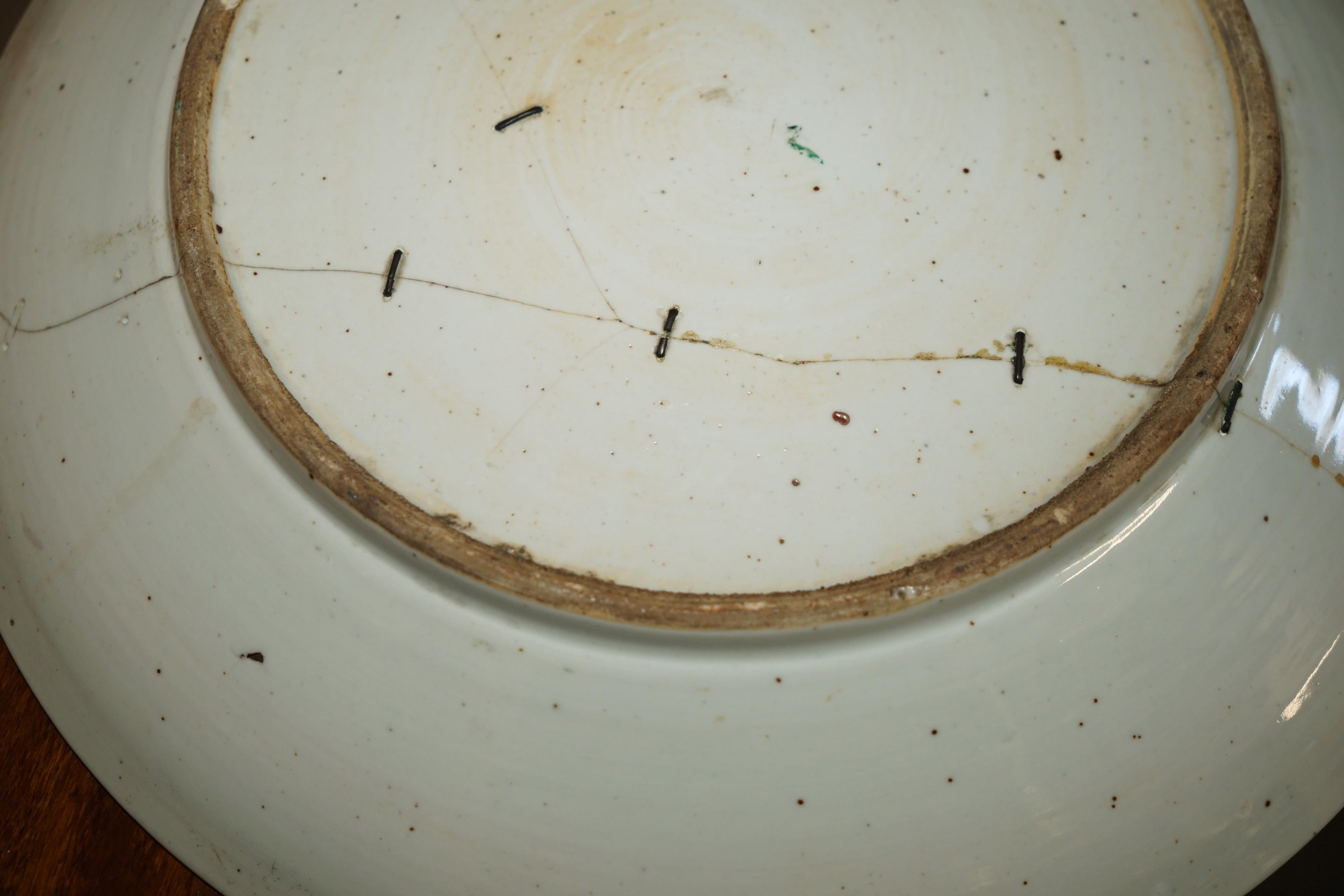 ANTiQUE REPAIRED 18TH CENTURY CHINESE FAMILLE VERTE PORCELAIN CHARGER PLATE For Sale 4