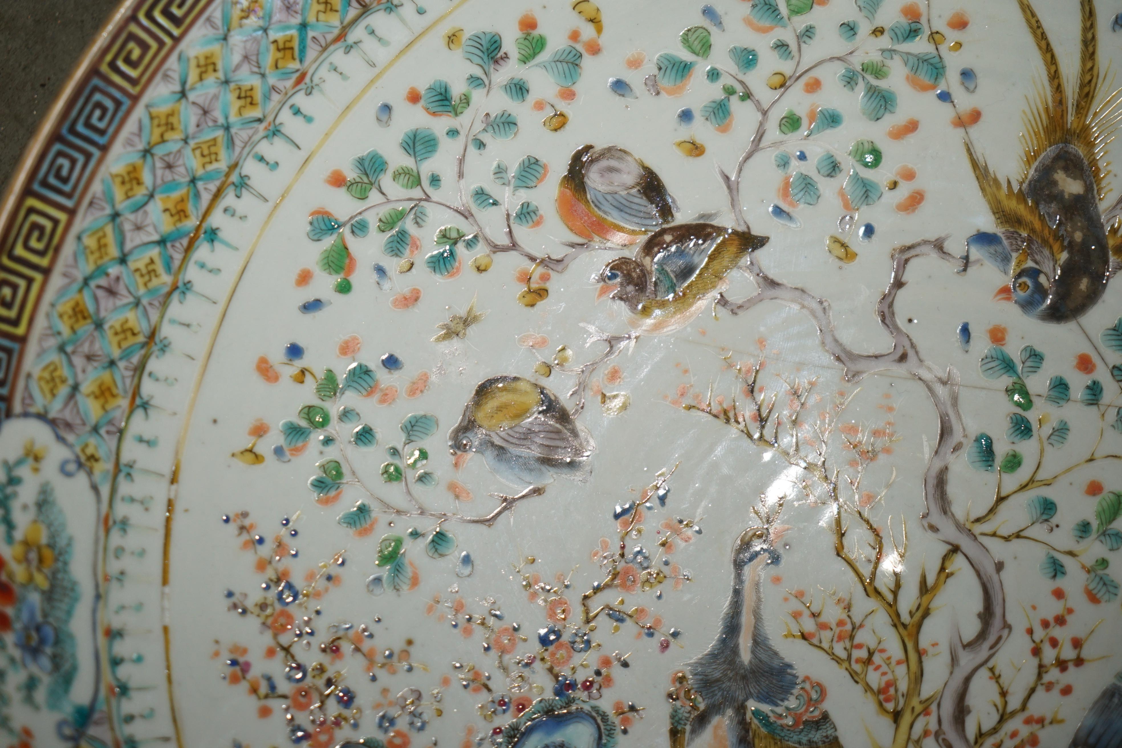 ANTiQUE REPAIRED 18TH CENTURY CHINESE FAMILLE VERTE PORCELAIN CHARGER PLATE In Distressed Condition For Sale In West Sussex, Pulborough