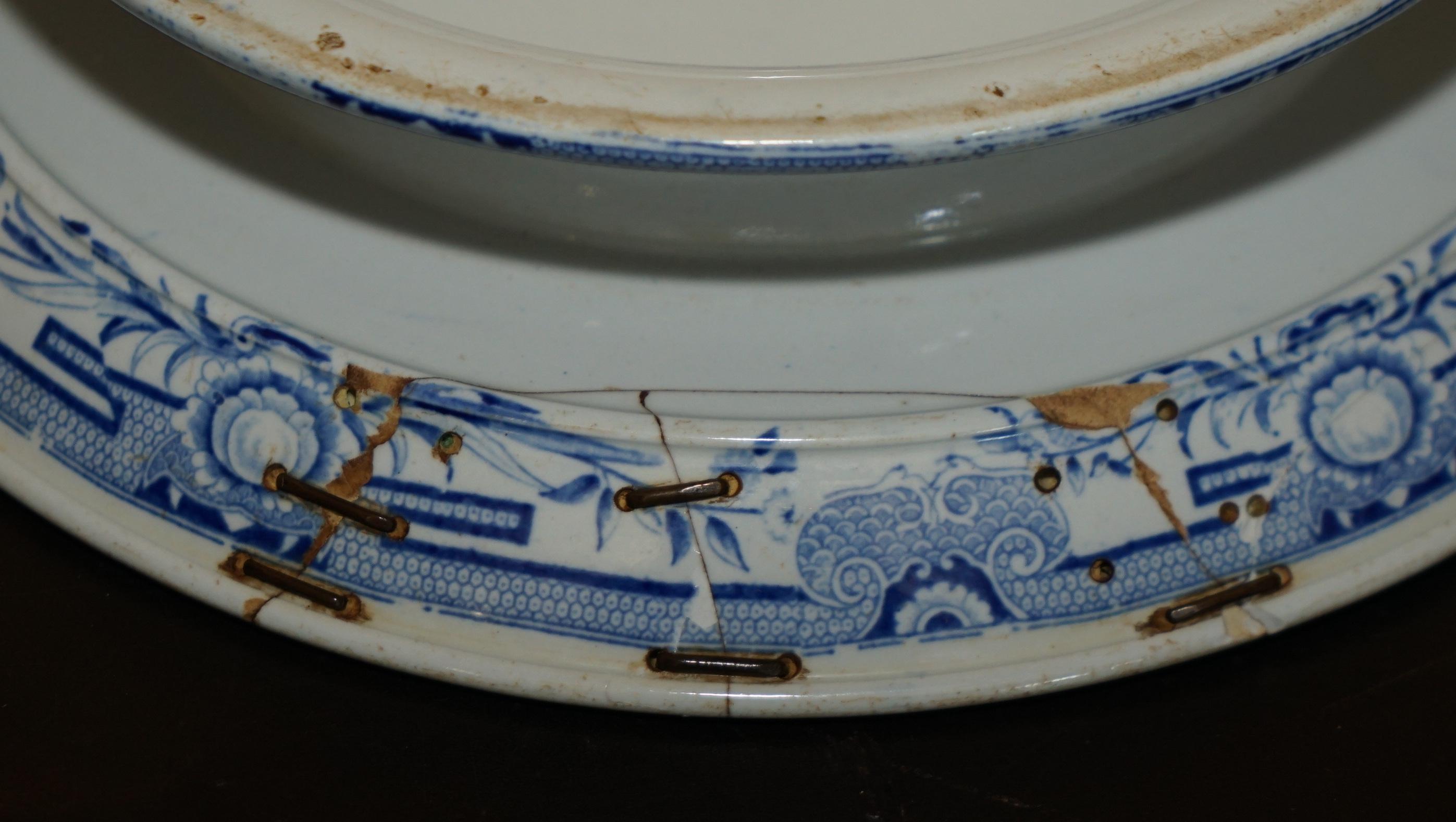 ANTiQUE REPAIRE MID 19TH CENTURY STONE CHINA CHINESE PORCELAIN CHARGER PLATEAU en vente 7