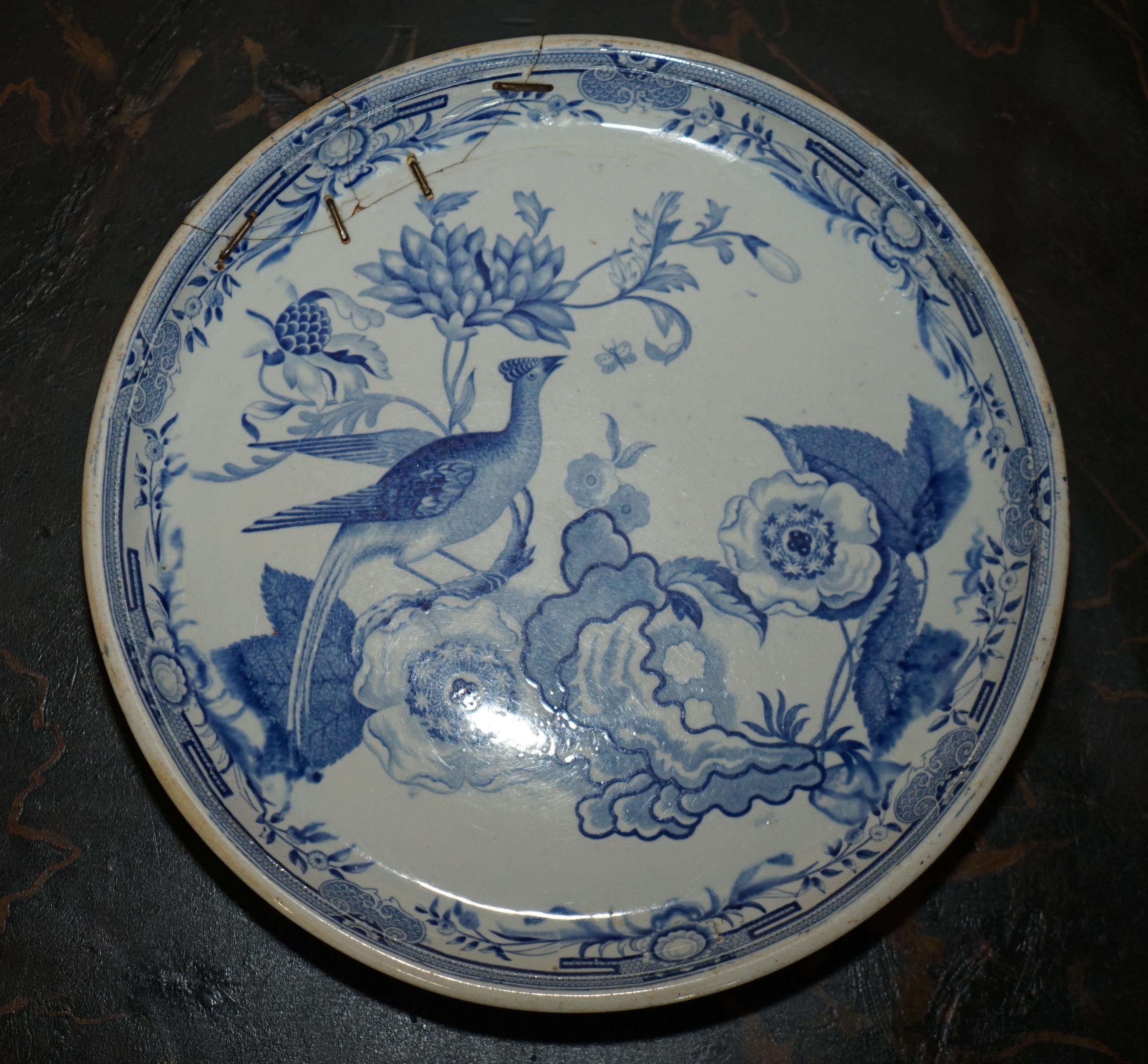 Royal House Antiques

The House of Antiques a le plaisir d'offrir à la vente ce superbe chargeur ou plat de présentation en porcelaine de Chine, fabriqué en Angleterre vers 1850, avec une belle réparation ancienne agrafée.

Un très beau chargeur