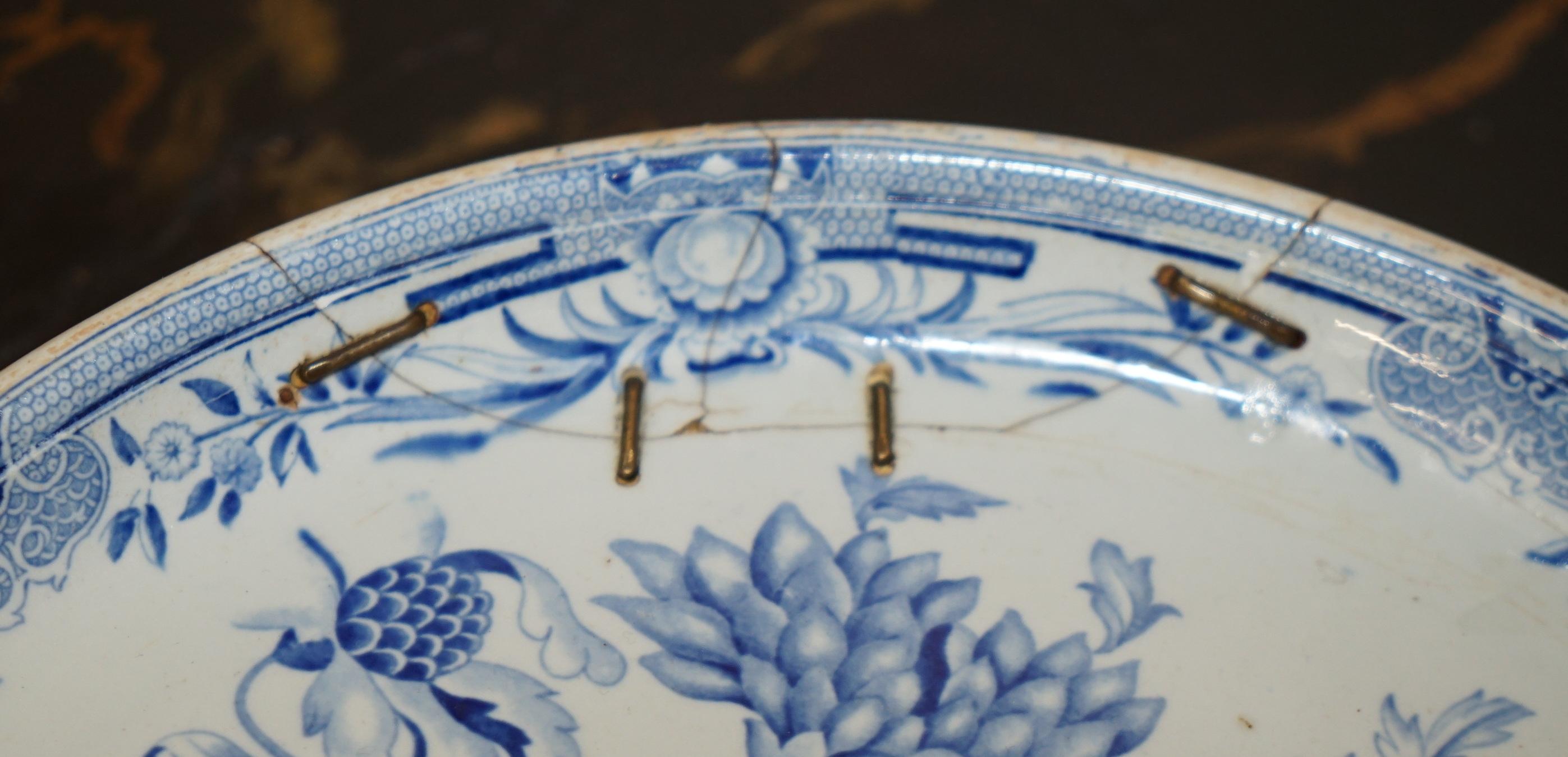 Anglais ANTiQUE REPAIRE MID 19TH CENTURY STONE CHINA CHINESE PORCELAIN CHARGER PLATEAU en vente