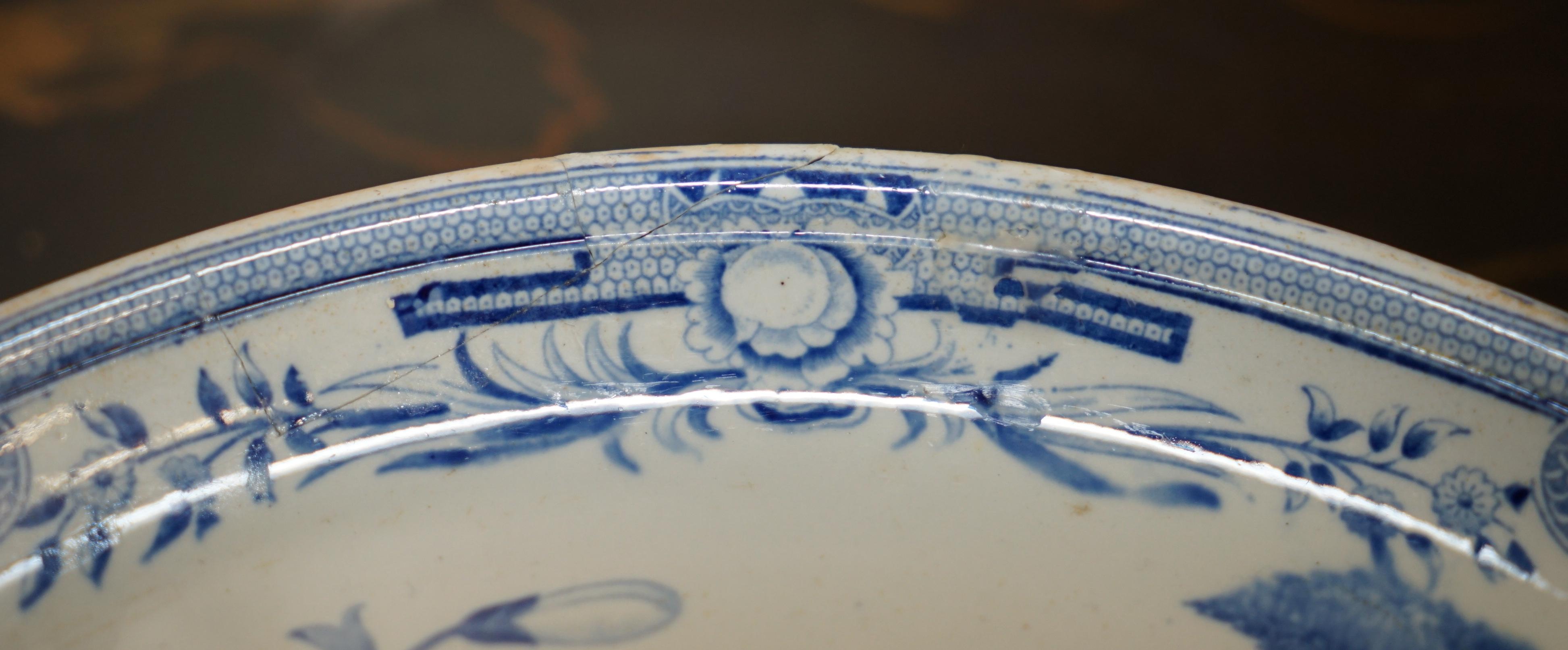 ANTiQUE REPAIRE MID 19TH CENTURY STONE CHINA CHINESE PORCELAIN CHARGER PLATEAU en vente 1