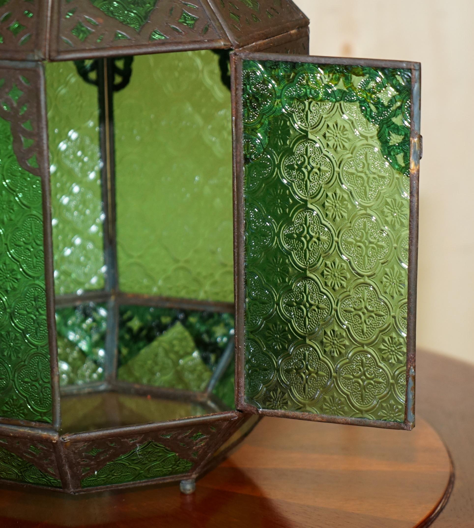 ANTICO REPOUSSE MOROCCAN BRONZED HANGING LANTERN JADE GREEN GLASS PANELs in vendita 2