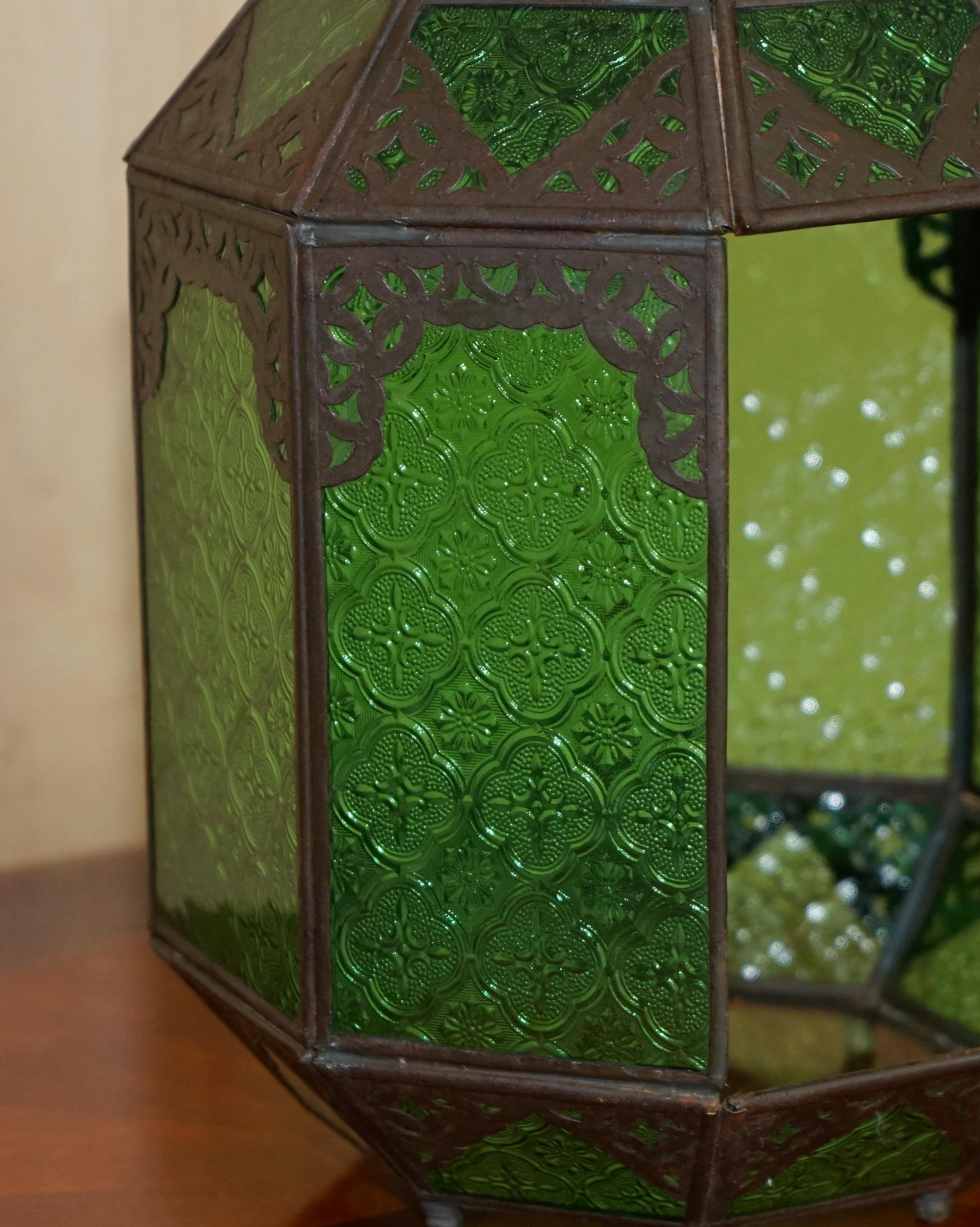 ANTICO REPOUSSE MOROCCAN BRONZED HANGING LANTERN JADE GREEN GLASS PANELs in vendita 3