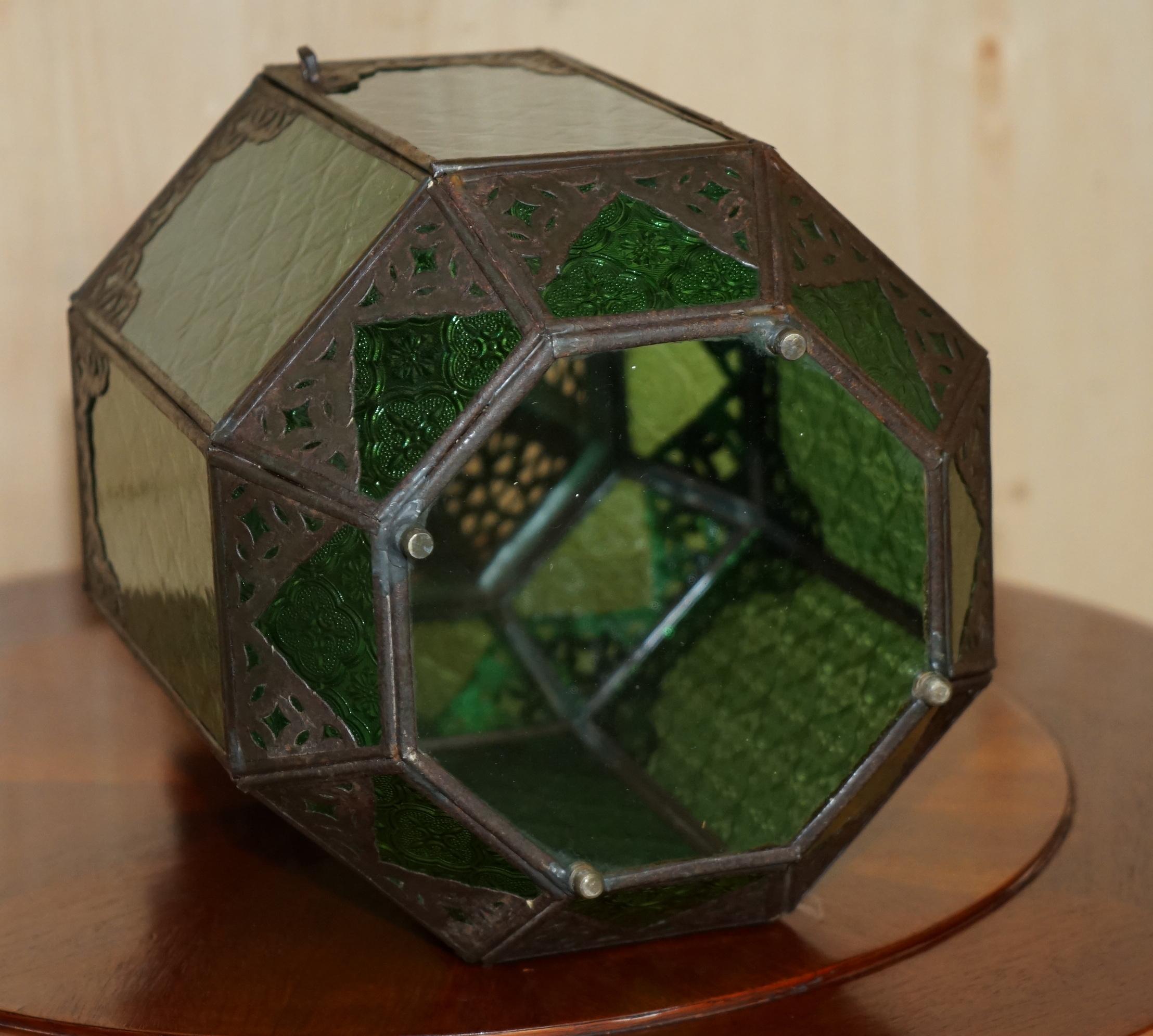 ANTICO REPOUSSE MOROCCAN BRONZED HANGING LANTERN JADE GREEN GLASS PANELs in vendita 4