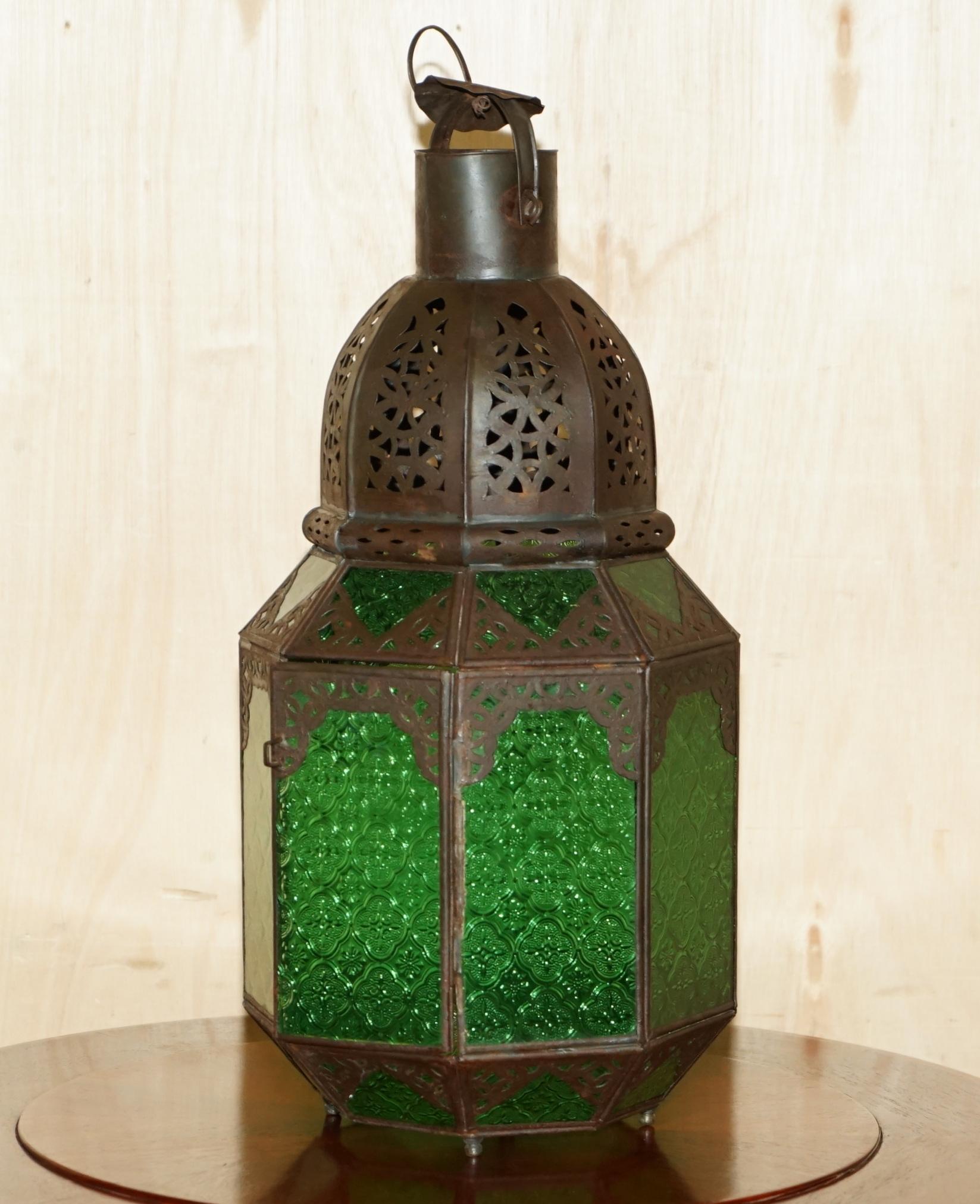 Royal House Antiques è lieta di offrire in vendita questa deliziosa lanterna marocchina d'epoca, risalente agli anni '20 circa, in bronzo e vetro verde giada, unica nel suo genere. 

Una lanterna a sospensione di bell'aspetto, ben fatta e
