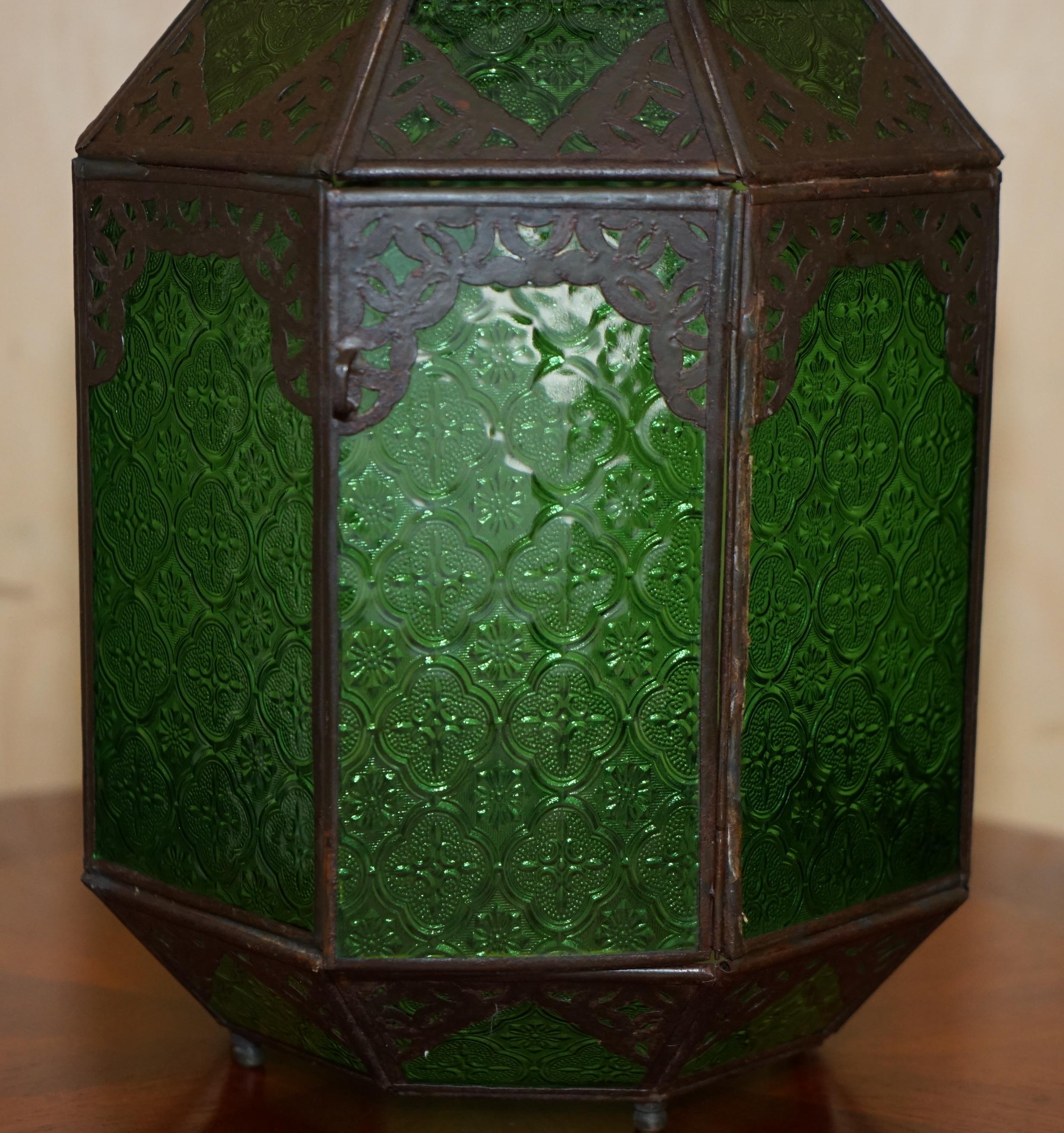 Marocchino ANTICO REPOUSSE MOROCCAN BRONZED HANGING LANTERN JADE GREEN GLASS PANELs in vendita