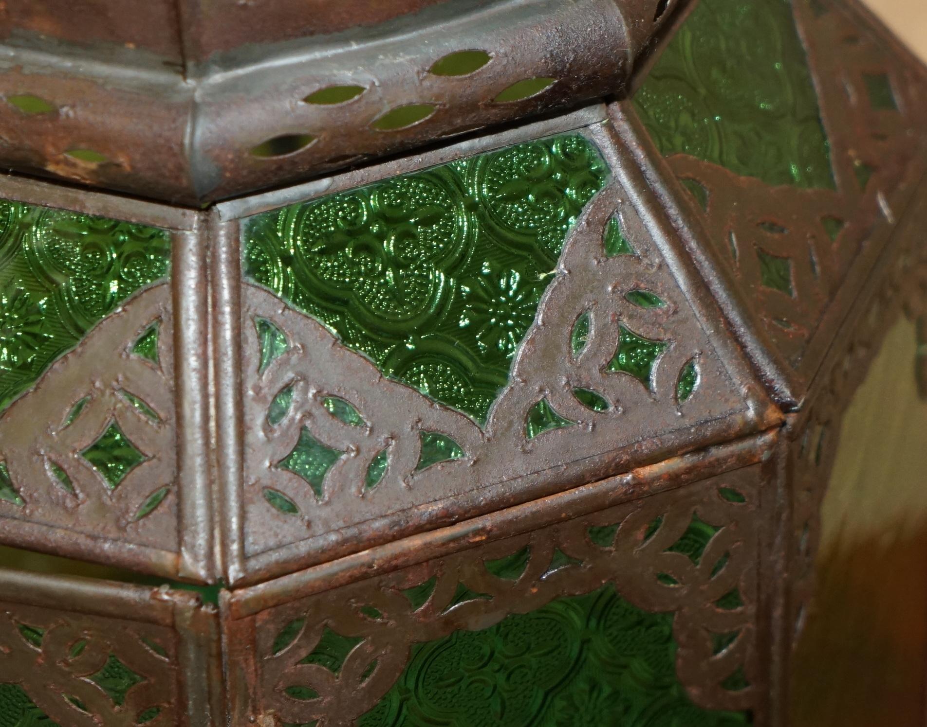 Inizio XX secolo ANTICO REPOUSSE MOROCCAN BRONZED HANGING LANTERN JADE GREEN GLASS PANELs in vendita