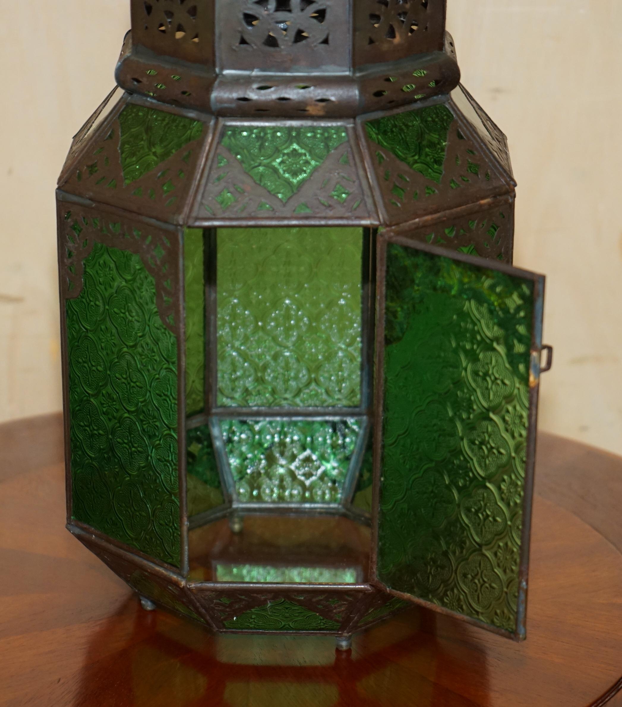 ANTICO REPOUSSE MOROCCAN BRONZED HANGING LANTERN JADE GREEN GLASS PANELs in vendita 1