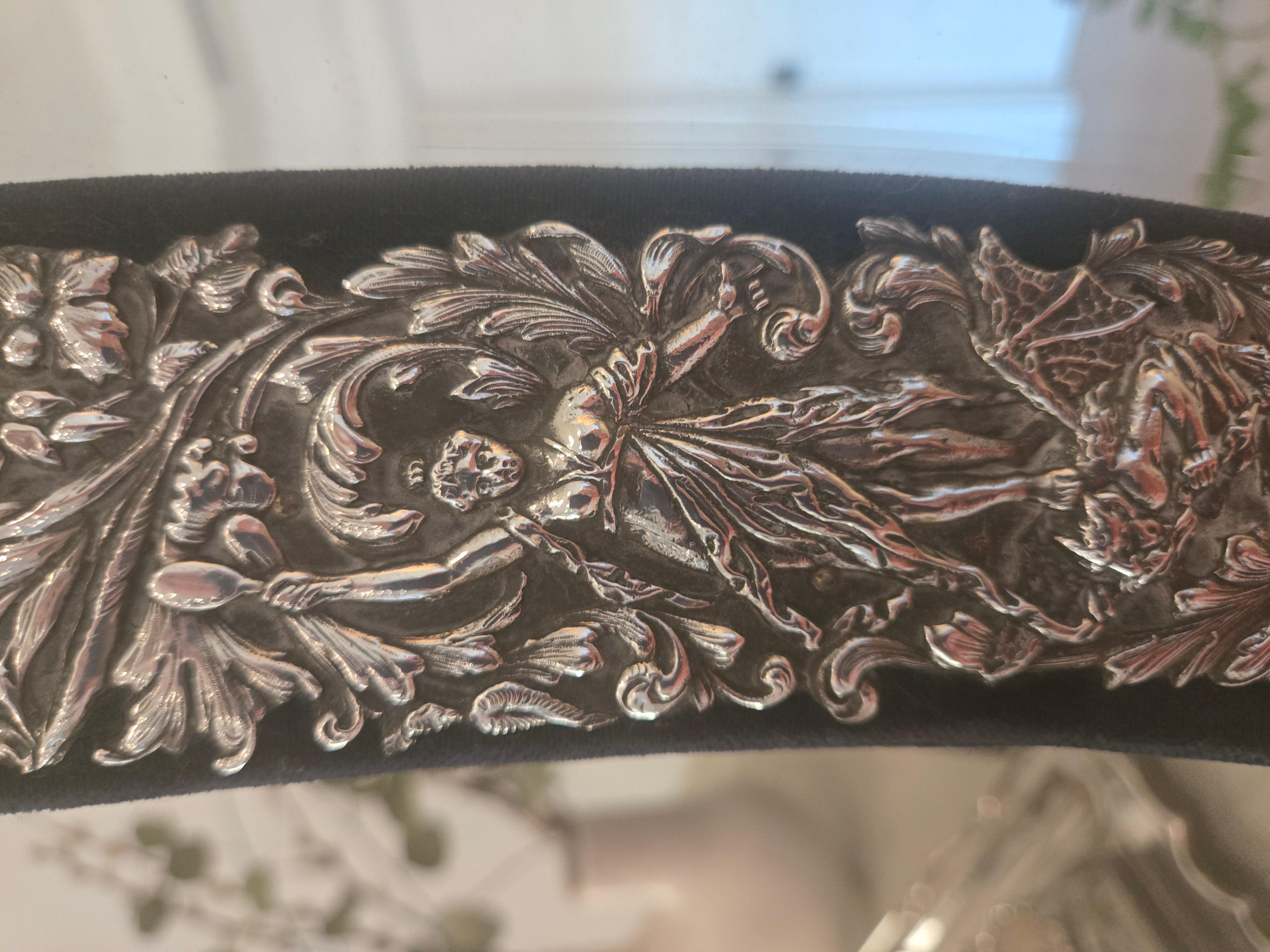 Sbalzo Antique Mirror placcato in argento Repoussé, fine XIX secolo in vendita