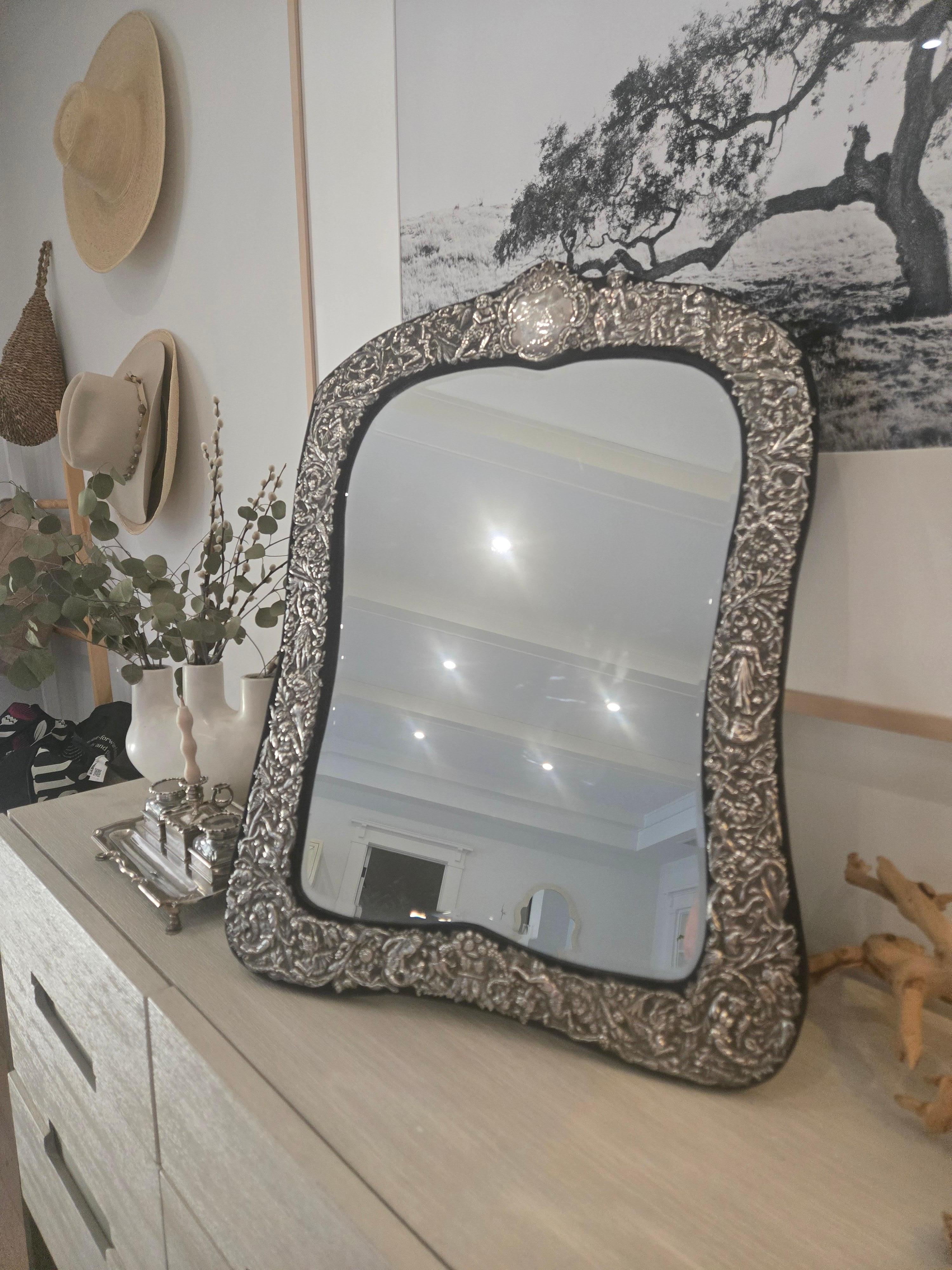 Antique Mirror placcato in argento Repoussé, fine XIX secolo In condizioni buone in vendita a Summerland, CA