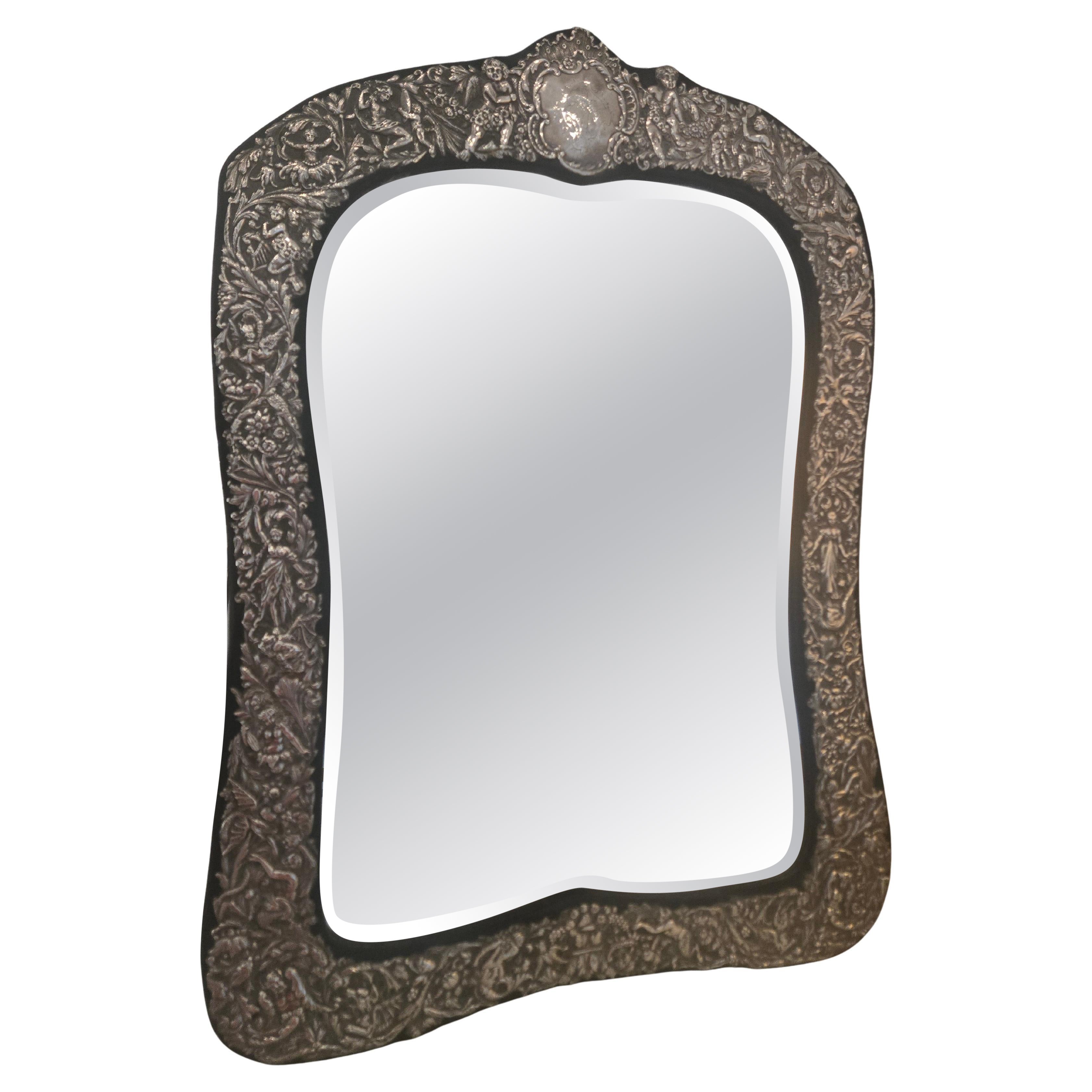 Antique Mirror placcato in argento Repoussé, fine XIX secolo in vendita