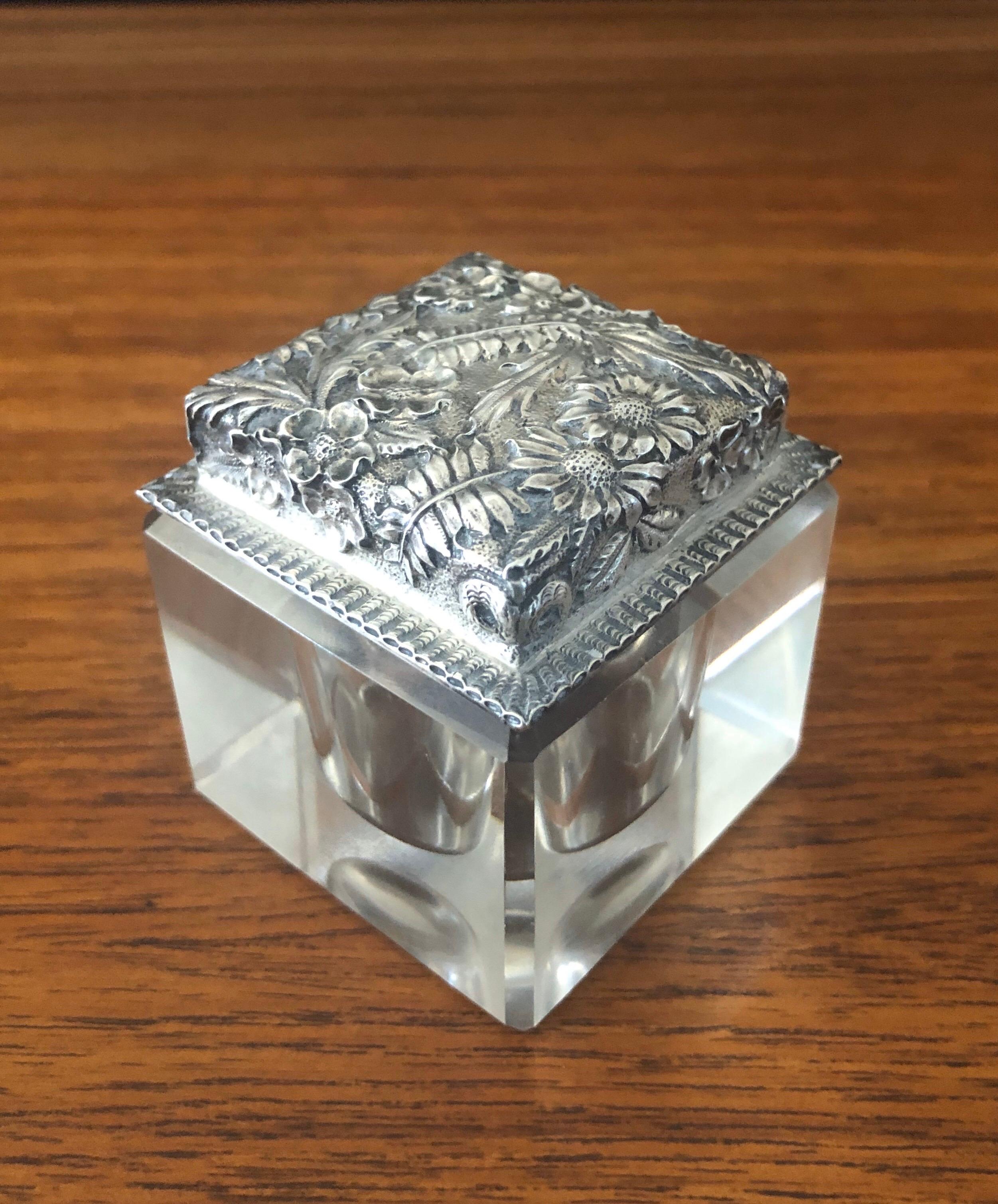 A rare antique hand-hammered repousse lid sterling silver inkwell by Jacobi & Jenkins of Baltimore, circa 1900. The inkwell has a removable domed sterling repousse lid in a floral pattern which sits on a 2.25