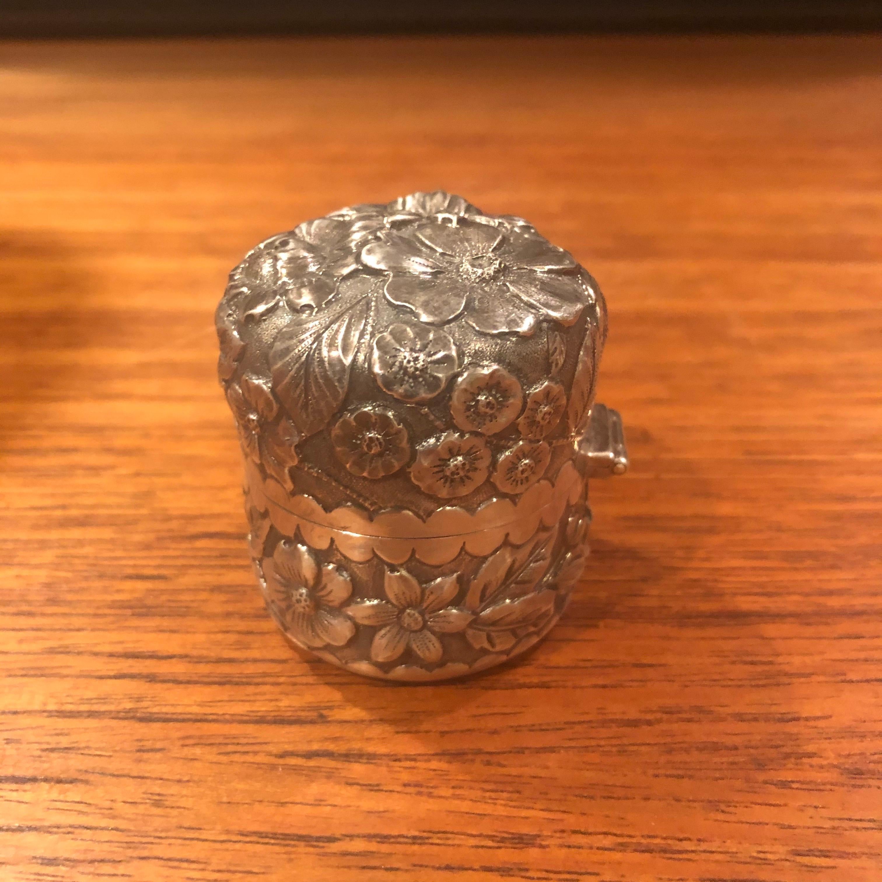 Antique Repousse Sterling Inkwell with Insert In Good Condition For Sale In San Diego, CA
