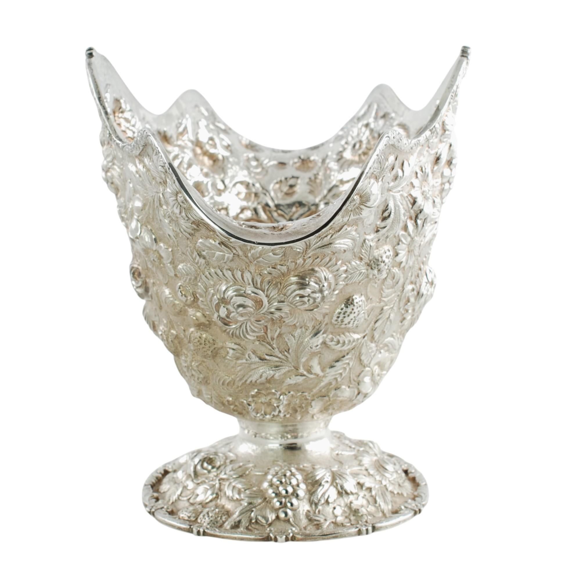 Antike Repoussé-Sterlingsilber-Sockelschale mit Obst- und Blumenmotiv (amerikanisch) im Angebot