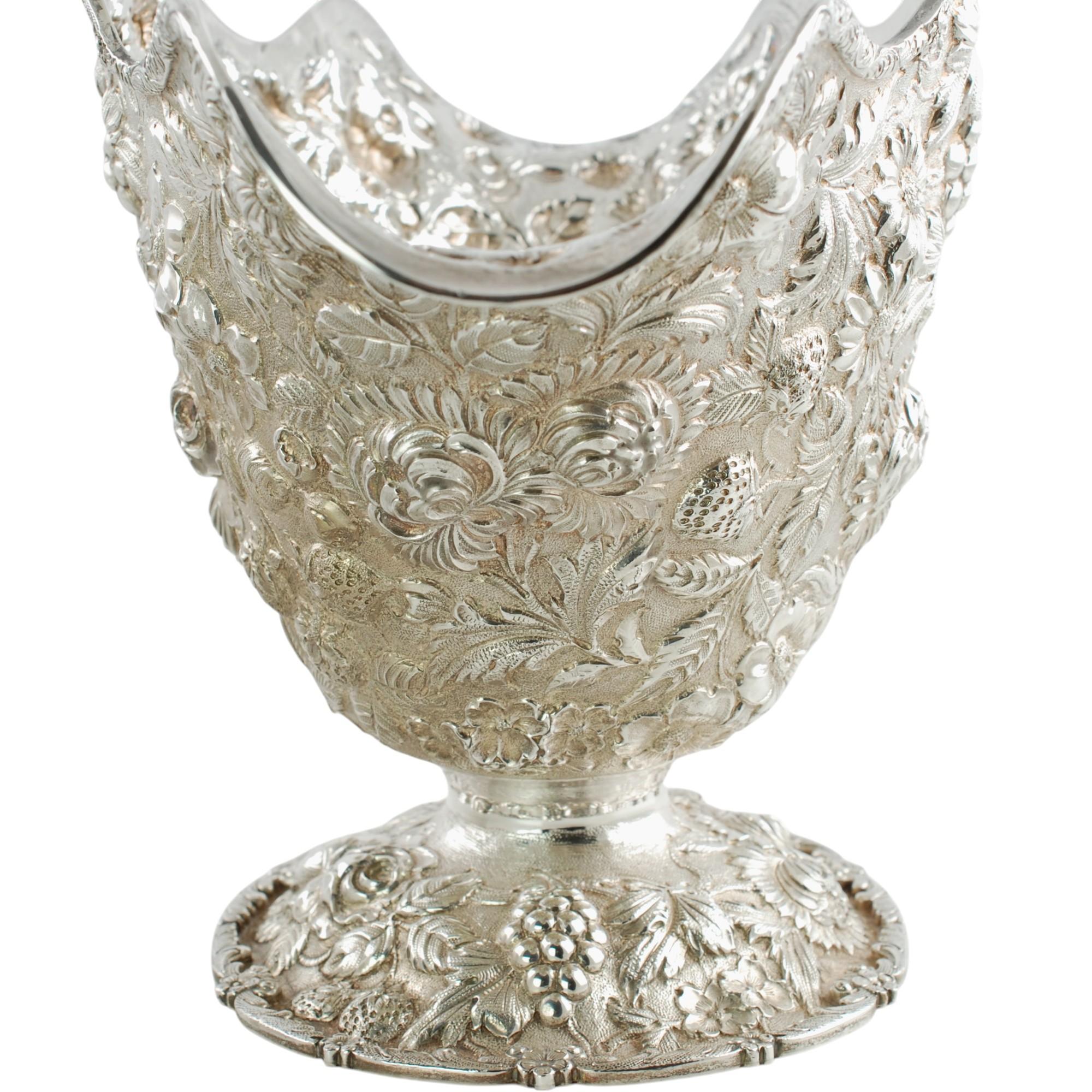 Antike Repoussé-Sterlingsilber-Sockelschale mit Obst- und Blumenmotiv im Angebot 2