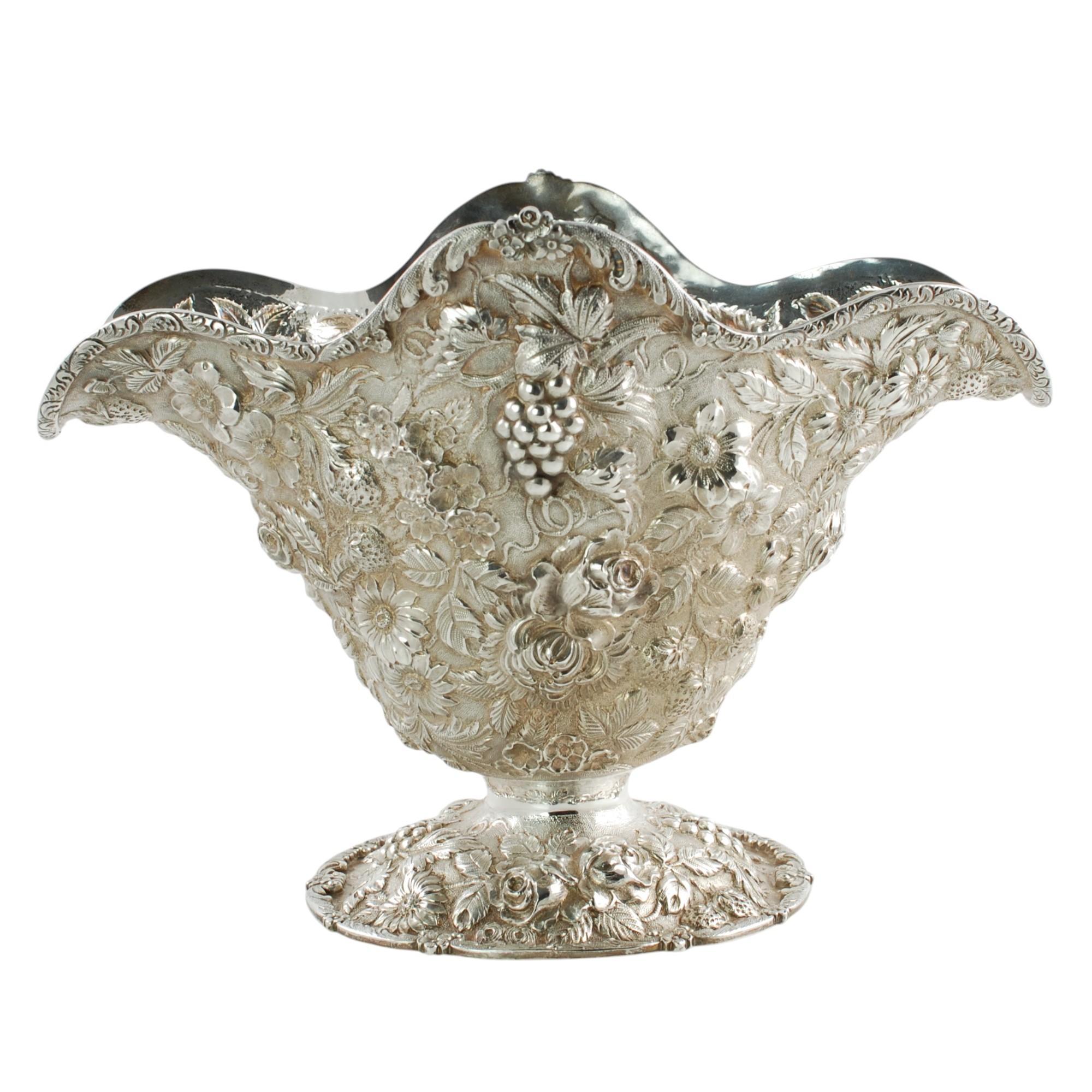 Antike Repoussé-Sterlingsilber-Sockelschale mit Obst- und Blumenmotiv im Zustand „Gut“ im Angebot in Cincinnati, OH