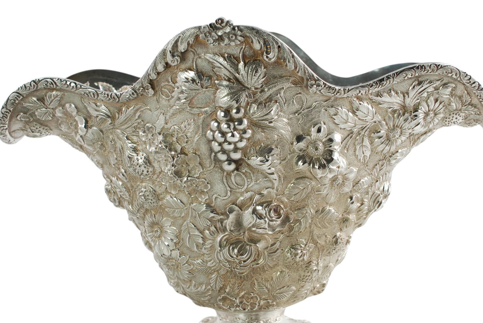 Antike Repoussé-Sterlingsilber-Sockelschale mit Obst- und Blumenmotiv im Angebot 3