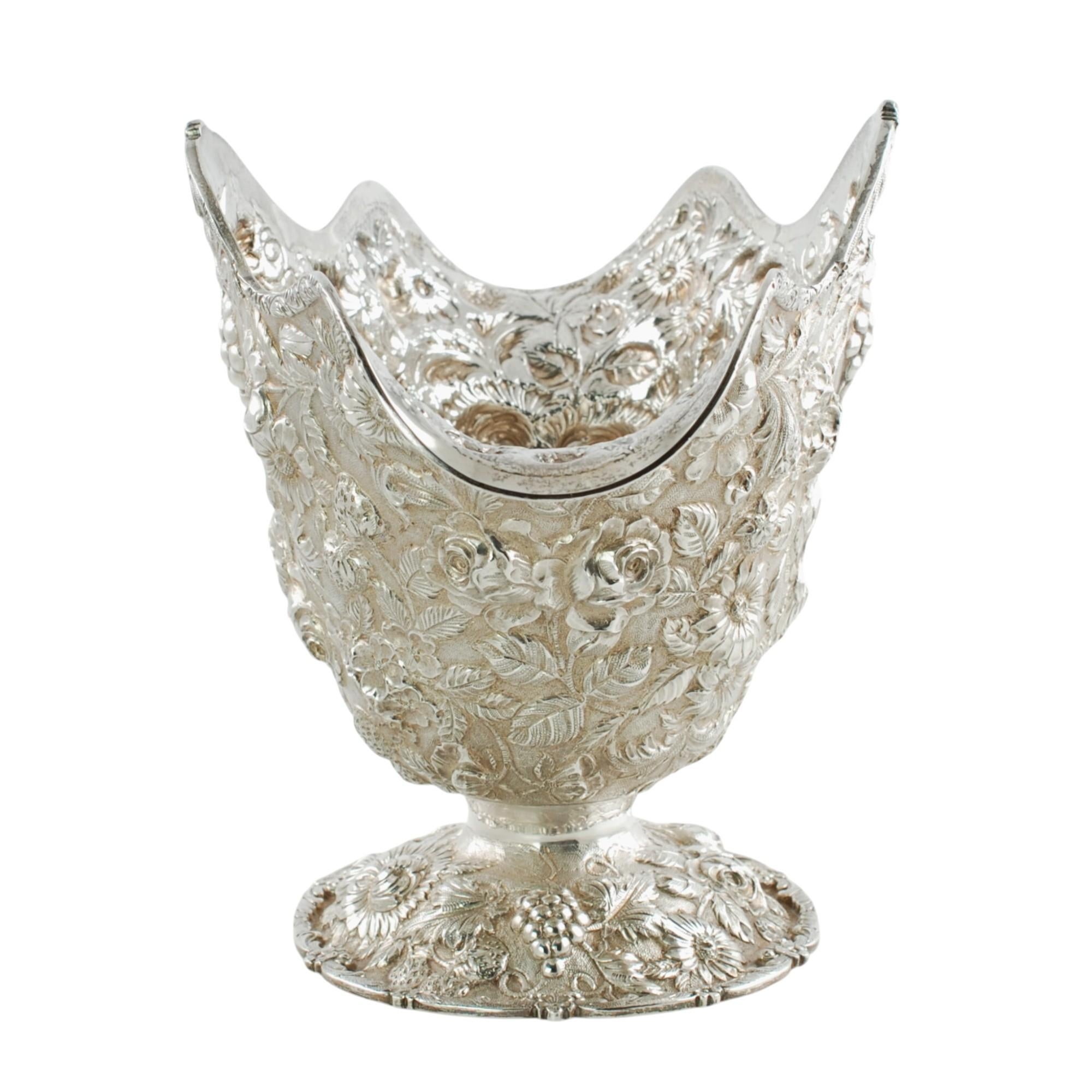 Antike Repoussé-Sterlingsilber-Sockelschale mit Obst- und Blumenmotiv (20. Jahrhundert) im Angebot