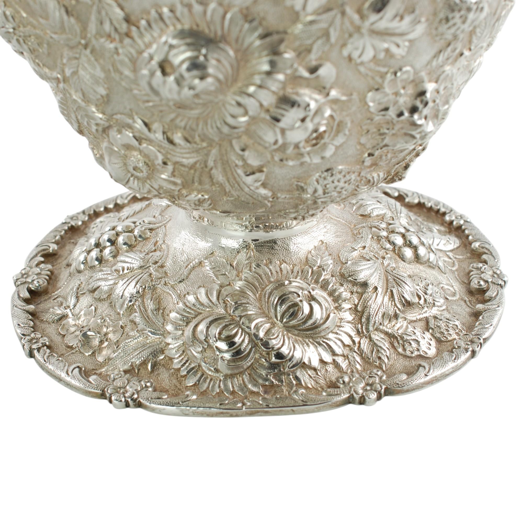 Antike Repoussé-Sterlingsilber-Sockelschale mit Obst- und Blumenmotiv im Angebot 5
