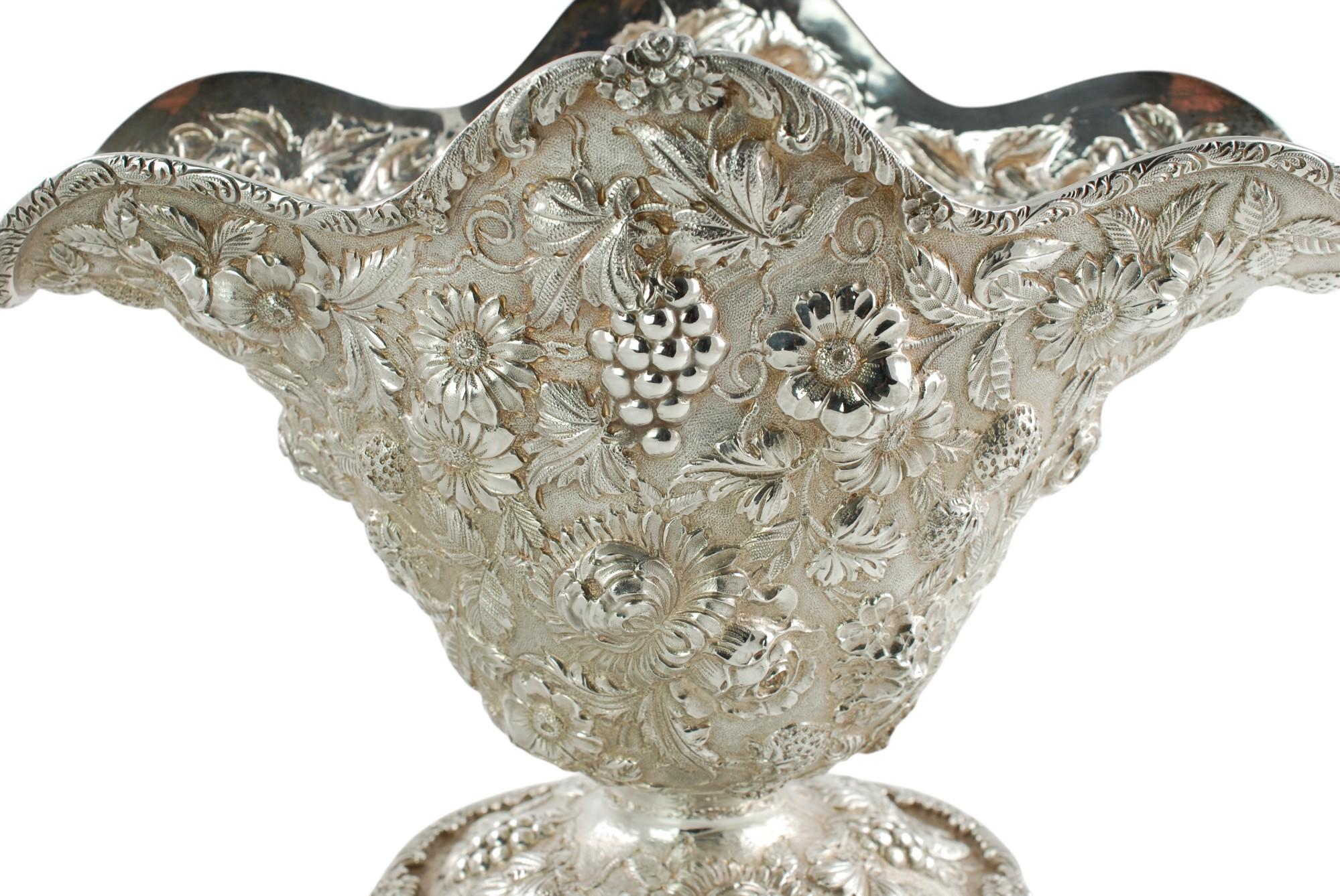 Antike Repoussé-Sterlingsilber-Sockelschale mit Obst- und Blumenmotiv im Angebot 1